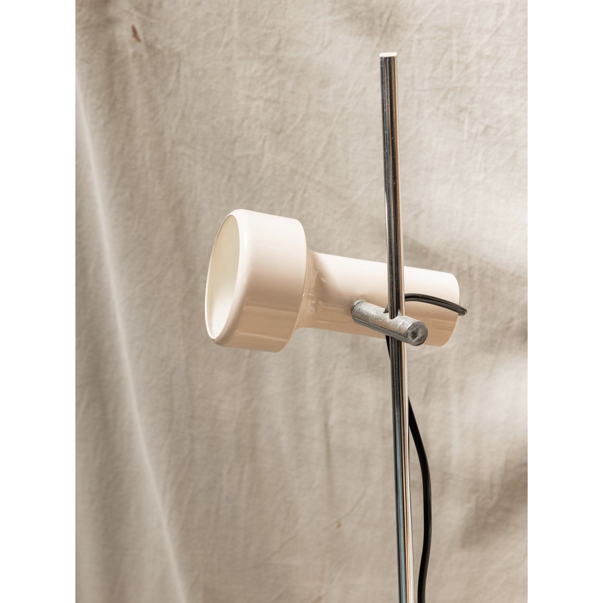 Lampadaire en plastique Julien N°133 - Bon état argenté, DEBONGOUT