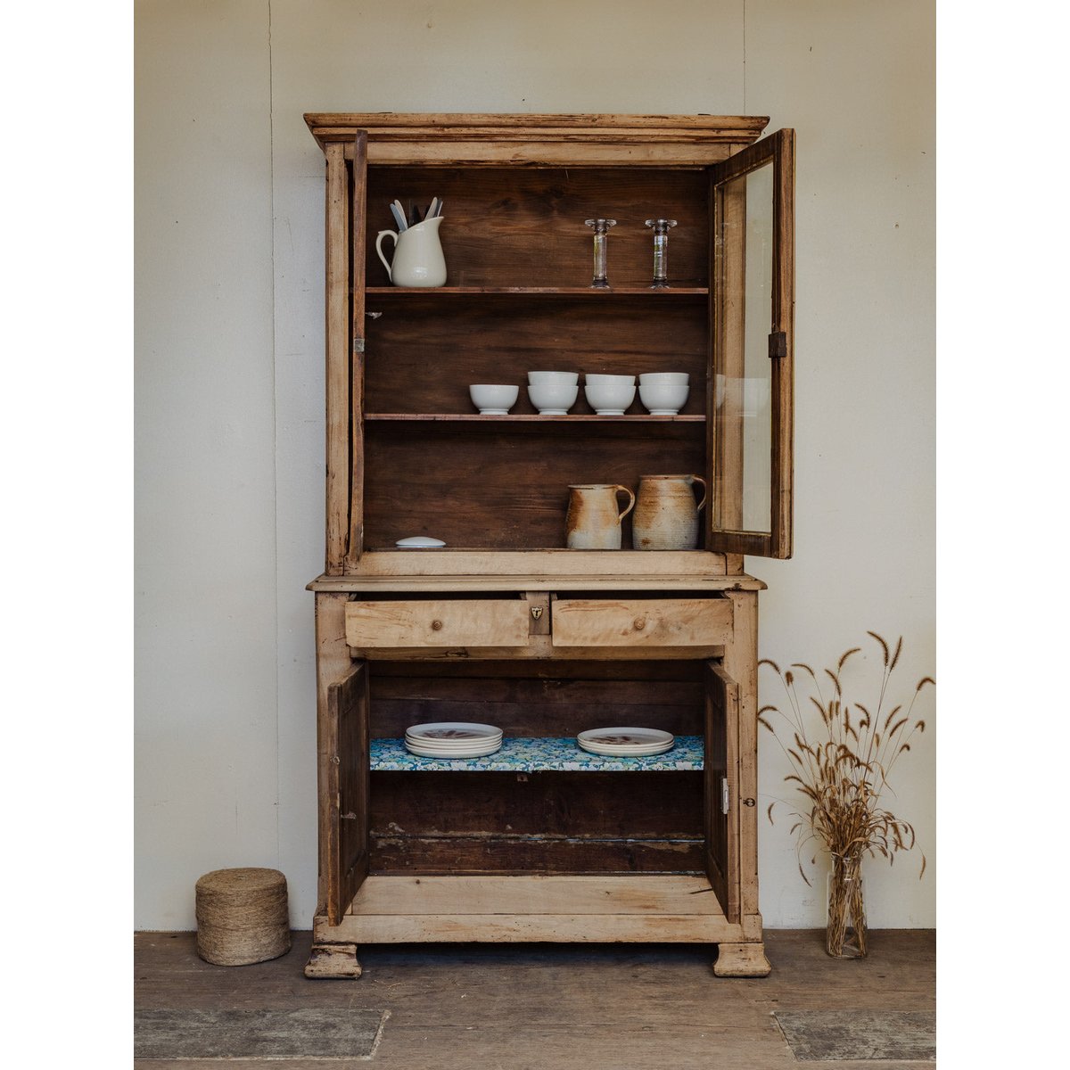 Buffet à deux corps en noyer Gilbert N°1674 - Bon état bois clair, DEBONGOUT