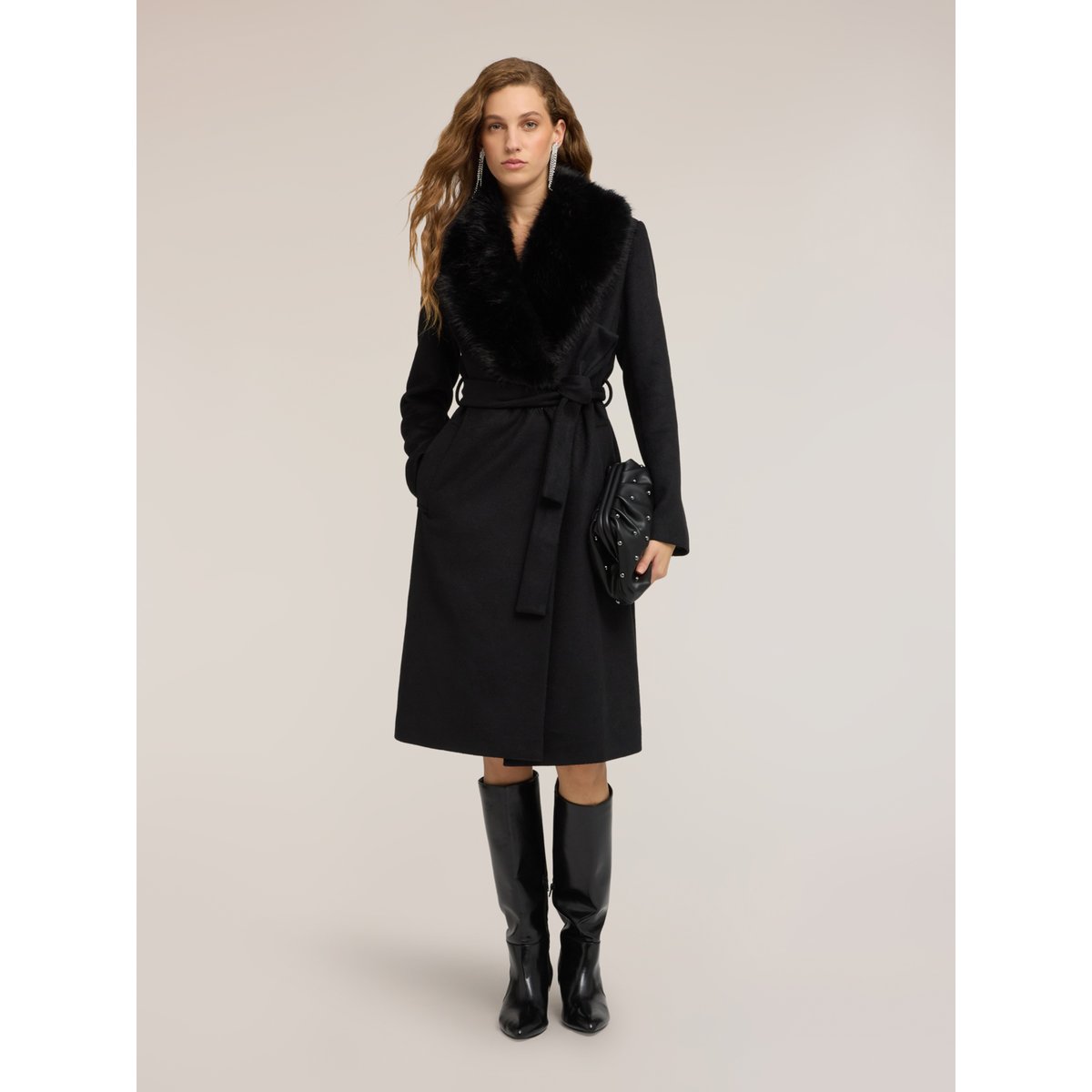 Manteau ceinturé noir, MOTIVI