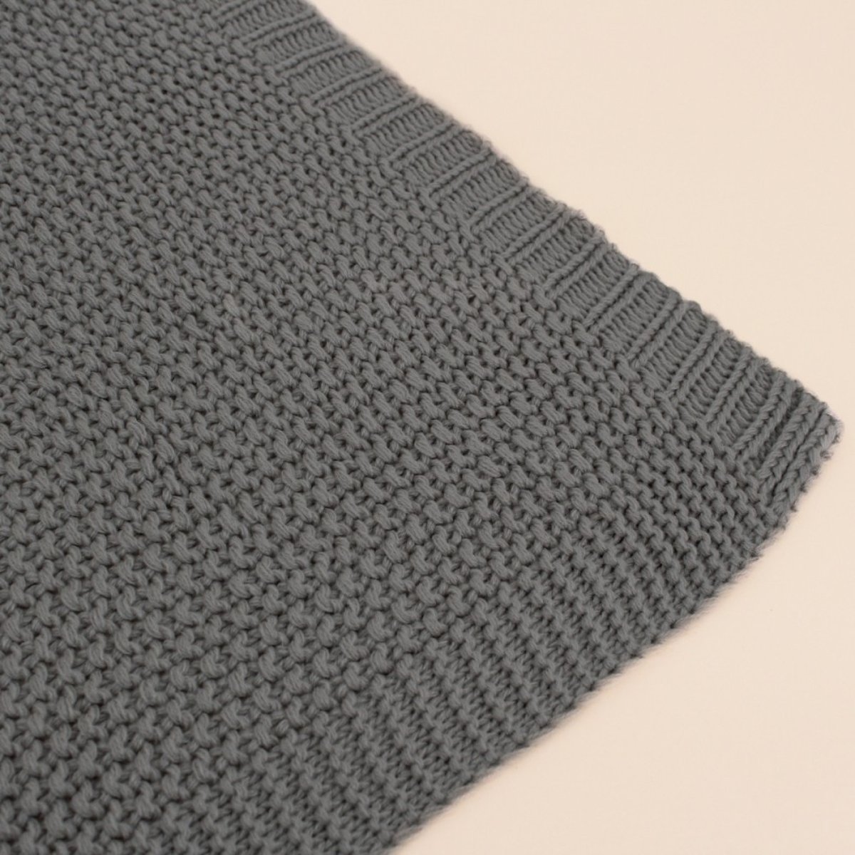Plaid en tricot 125x150cm gris, ORNAMI