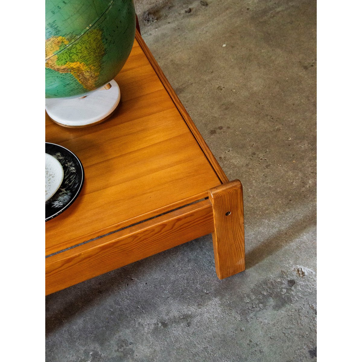 Table basse en pin Donna N°394 - Bon état bois, DEBONGOUT