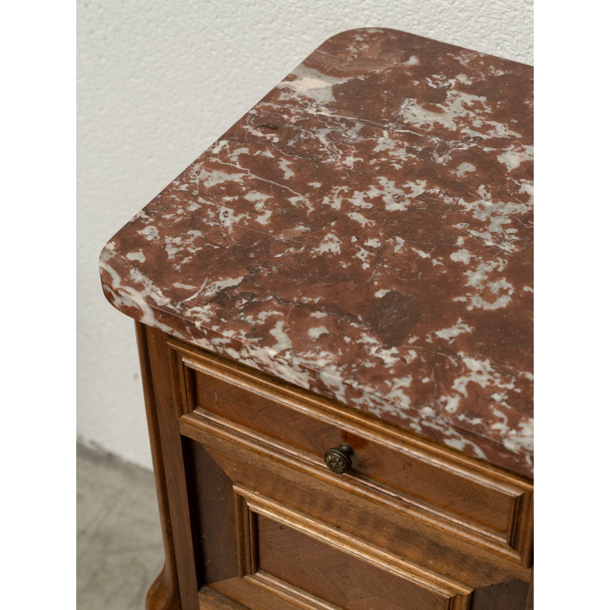 Table de chevet en bois et marbre rouge tacheté Odile N°1615 - Bon état bois foncé, DEBONGOUT