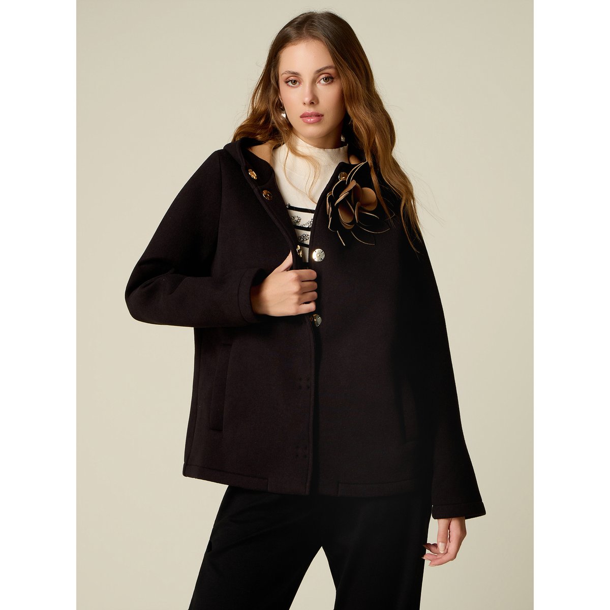 Blouson avec broche fleur gris, OLTRE