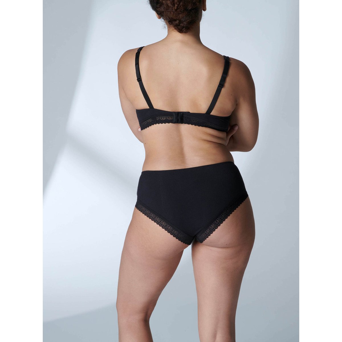 Soutien-gorge avec armatures décolleté plongeant, EUGÉNIE noir, SIMONE PERELE