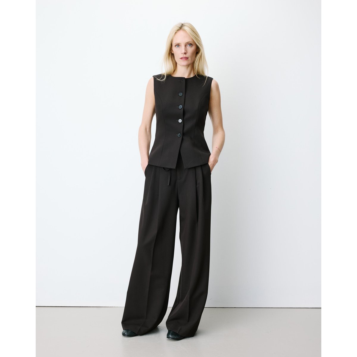 Gilet tailleur col rond boutonné chocolat Aristide chocolat, GRACE AND MILA