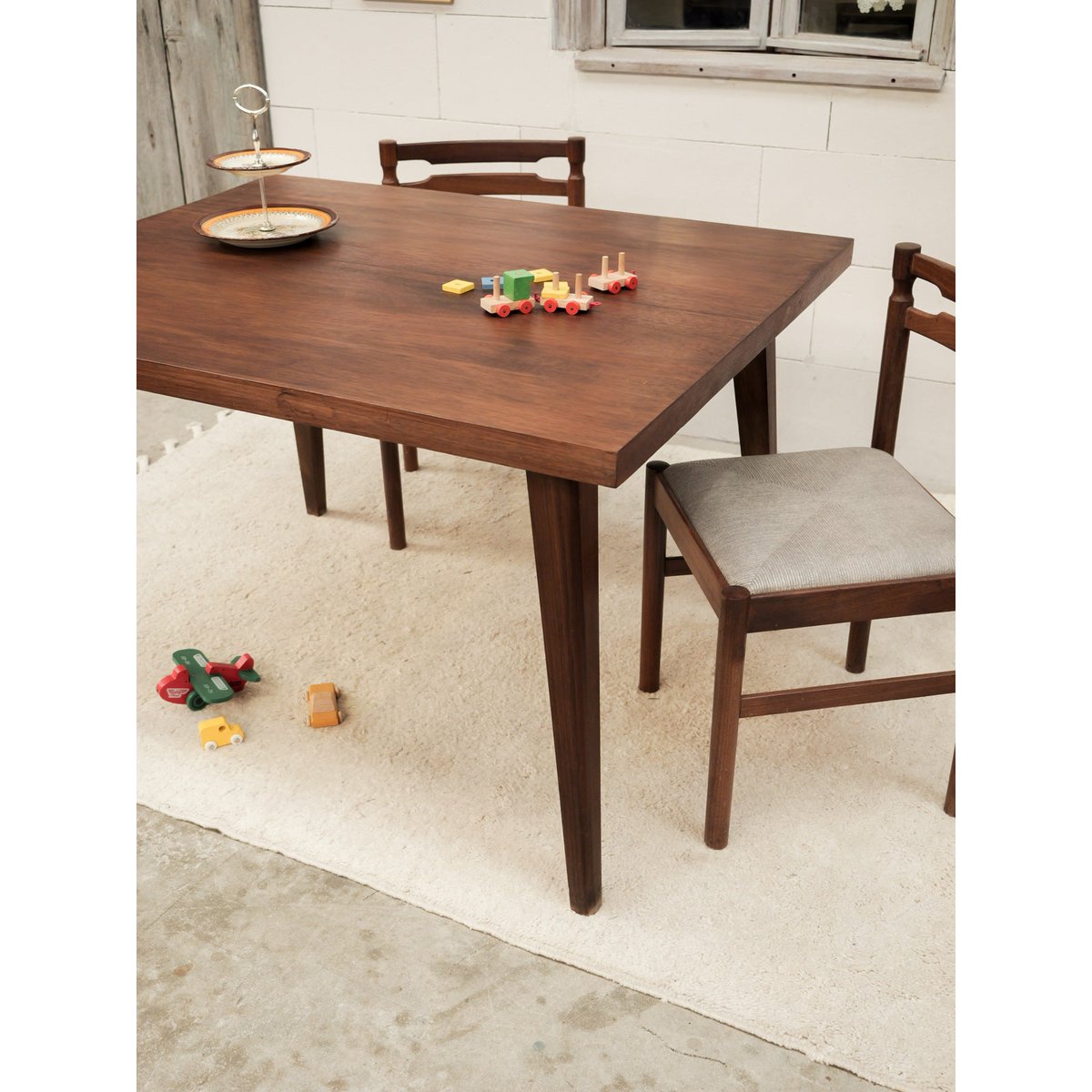 Table à manger Karla N°1277 - Bon état bois foncé, DEBONGOUT