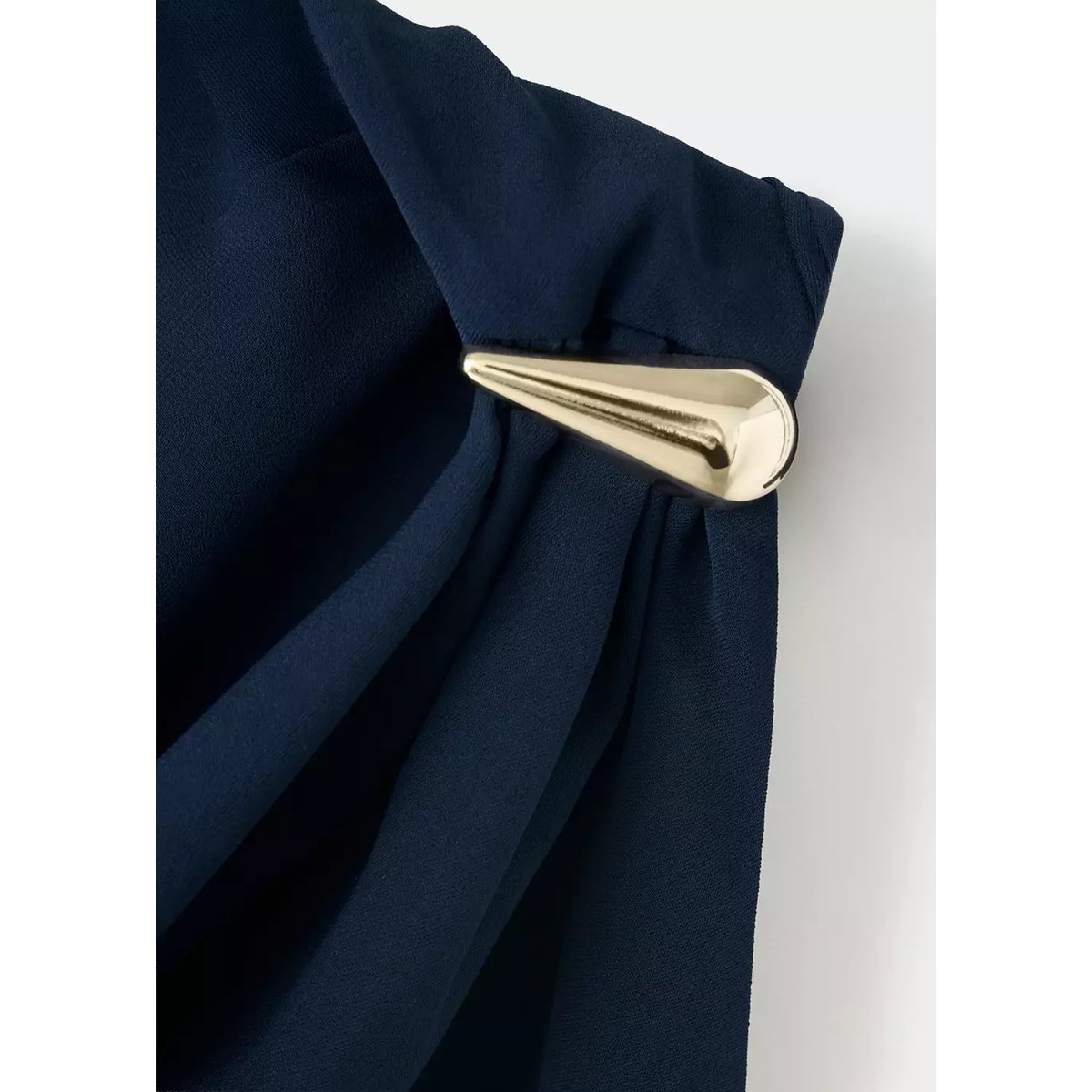 Robe drapée broche bleu marine foncé, MANGO