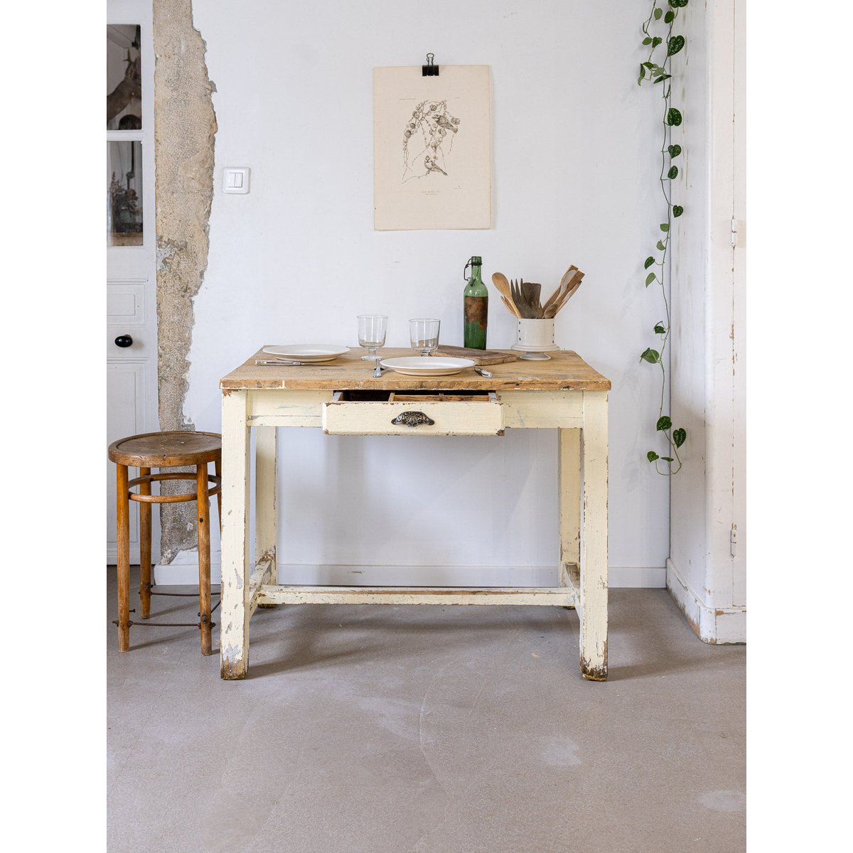 Table à manger en bois patiné Romy N°615 - Bon état jaune, DEBONGOUT