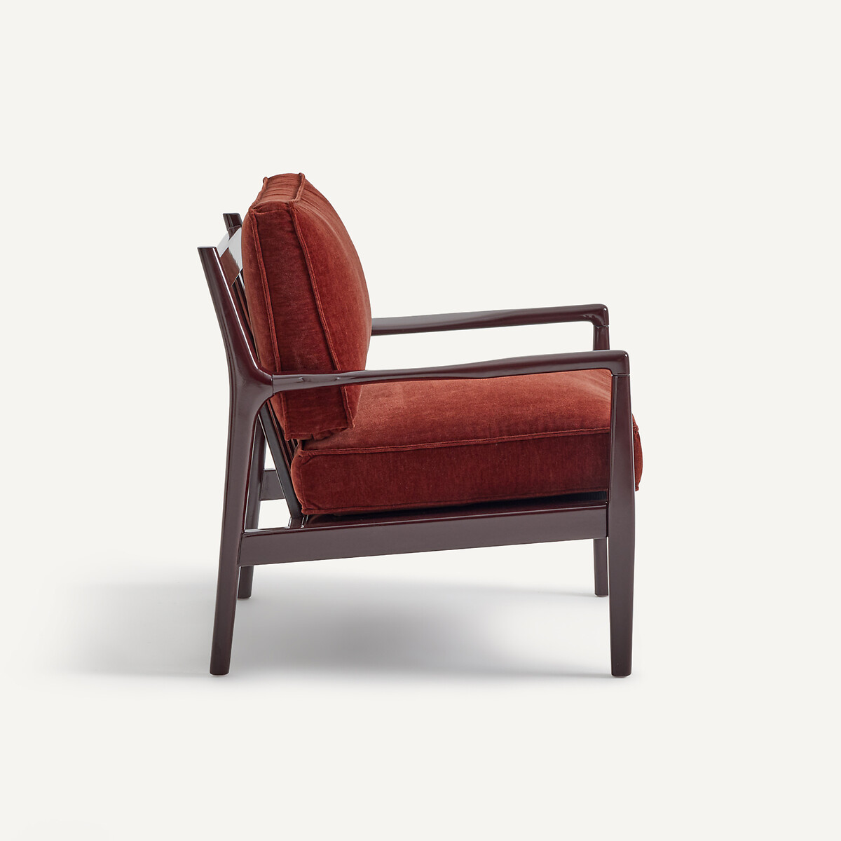 Sillón de terciopelo con estructura lacada, Dilma rojo birmano, AM.PM