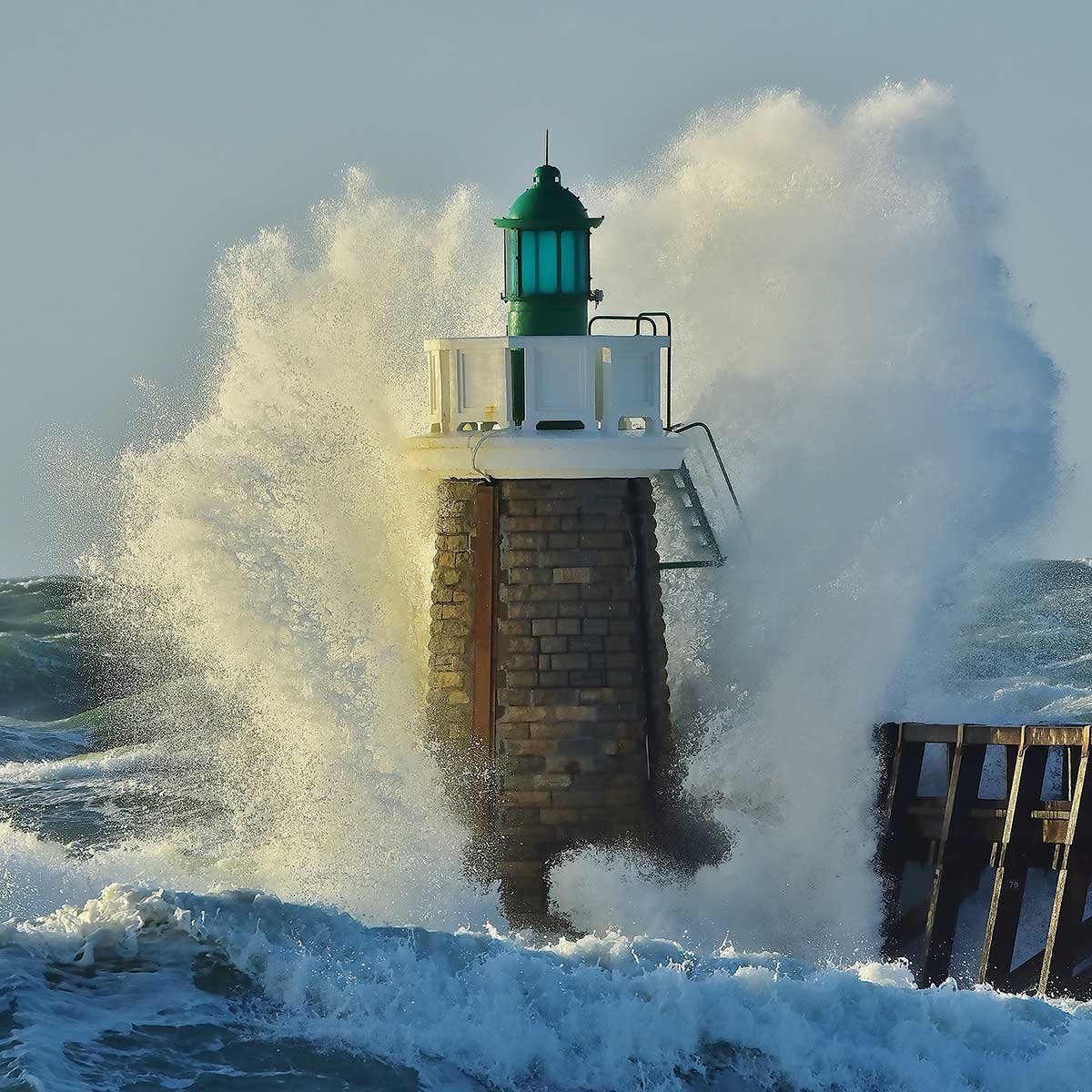 Affiche photo tempête sur le phare affiche + cadre en bois - noir, HEXOA