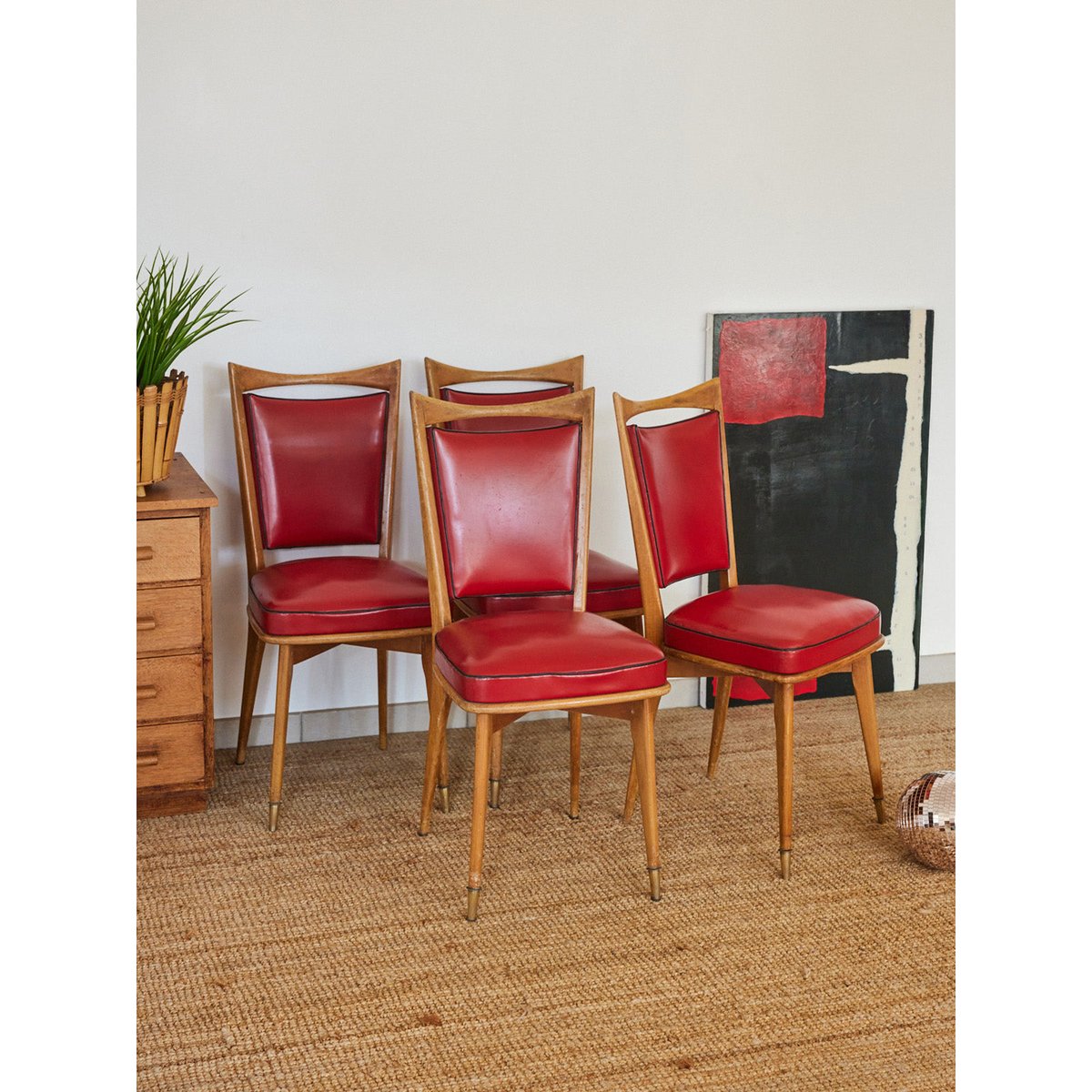 Lot de 4 chaises en skaï rouge Alma N°1591 - Bon état bois clair, DEBONGOUT