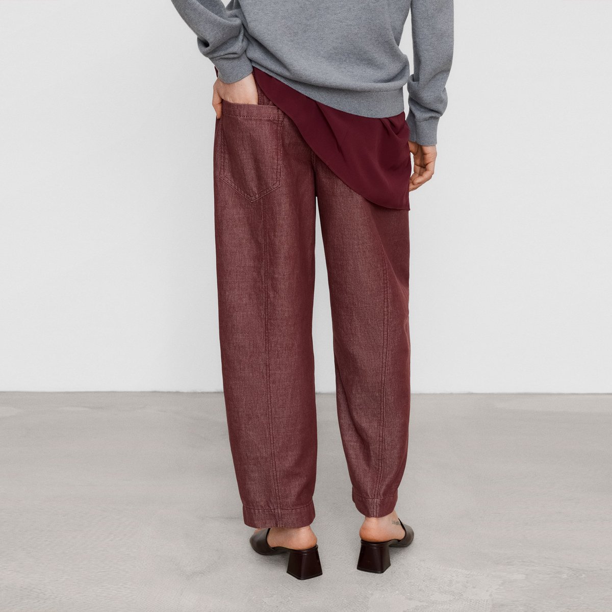 Pantalon en denim à coupe « barrel fit » avec du coton rouge foncé, ADOLFO DOMINGUEZ