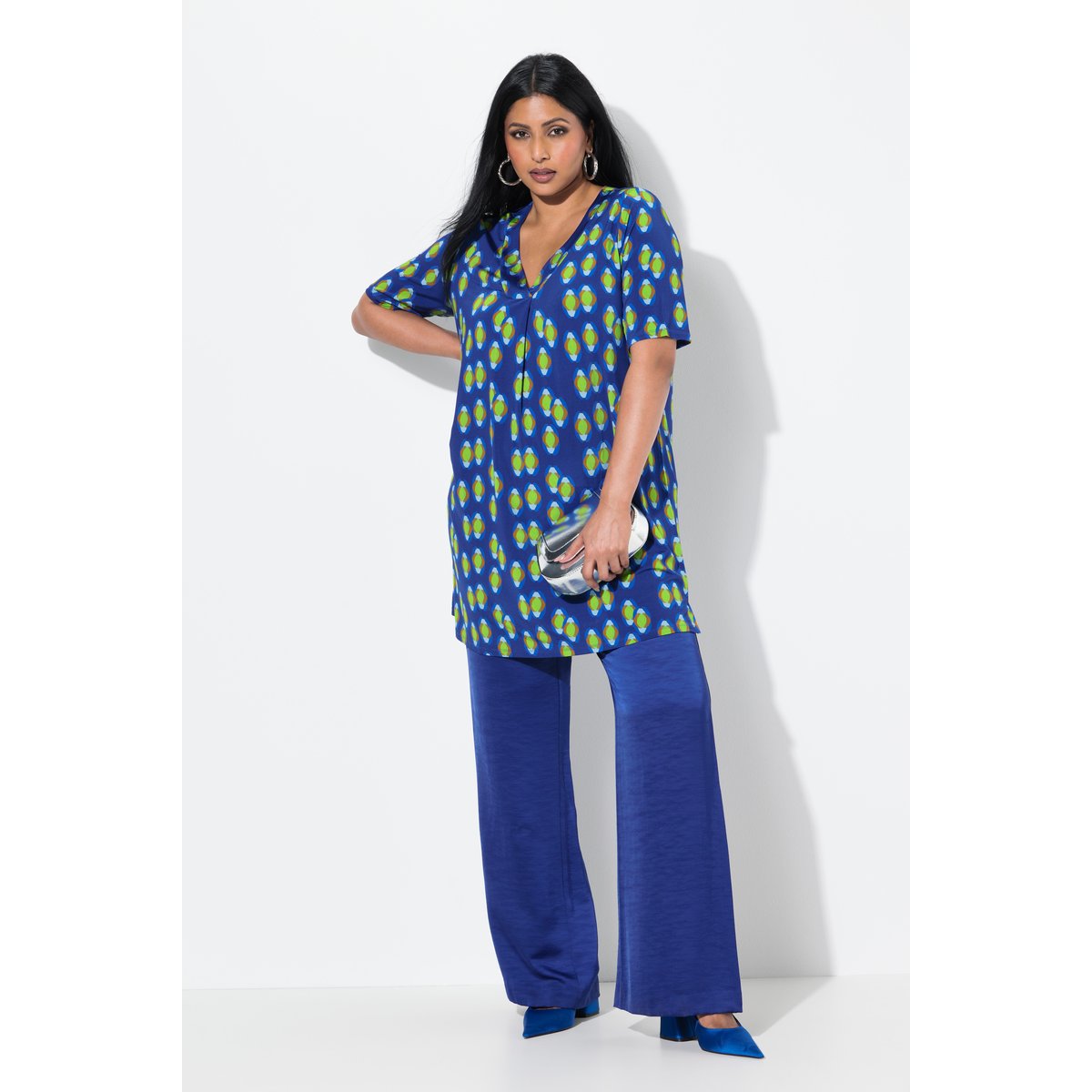 T-shirt long au tombé fluide. Décolleté V bleu violet, ULLA POPKEN