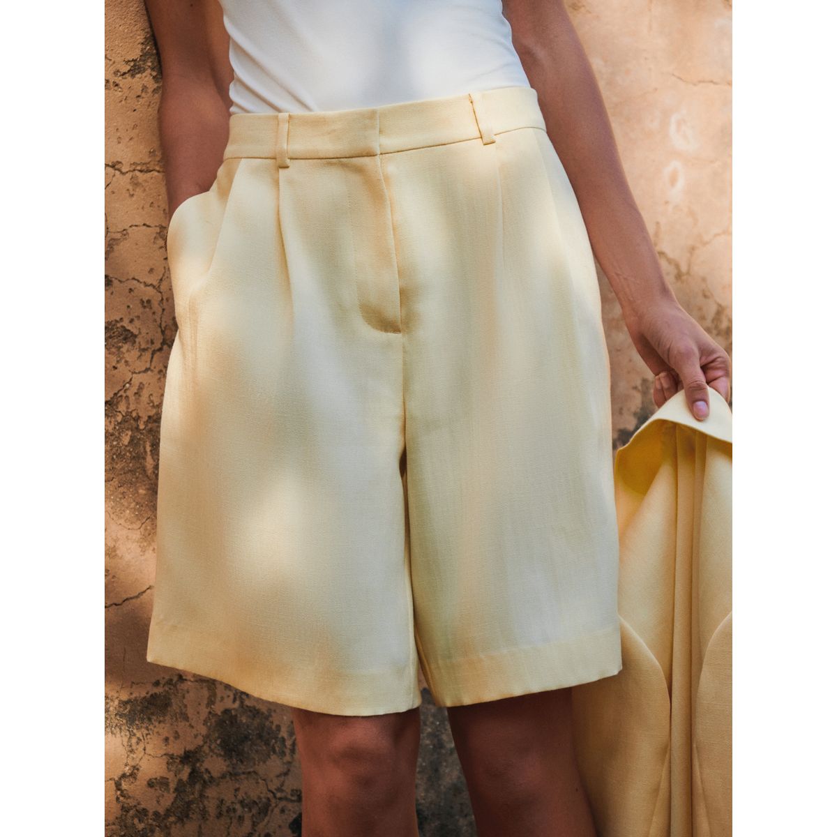 Bermuda tailleur en tissu froissé jaune, NEXT
