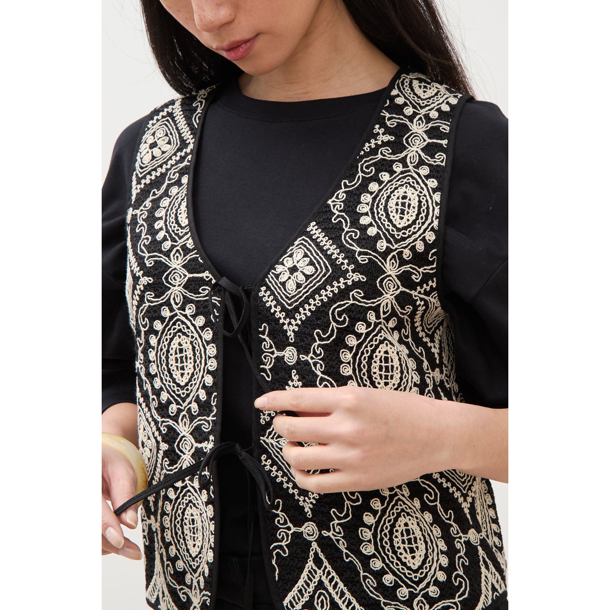 Cardigan sans manches avec broderies noir, BONOBO