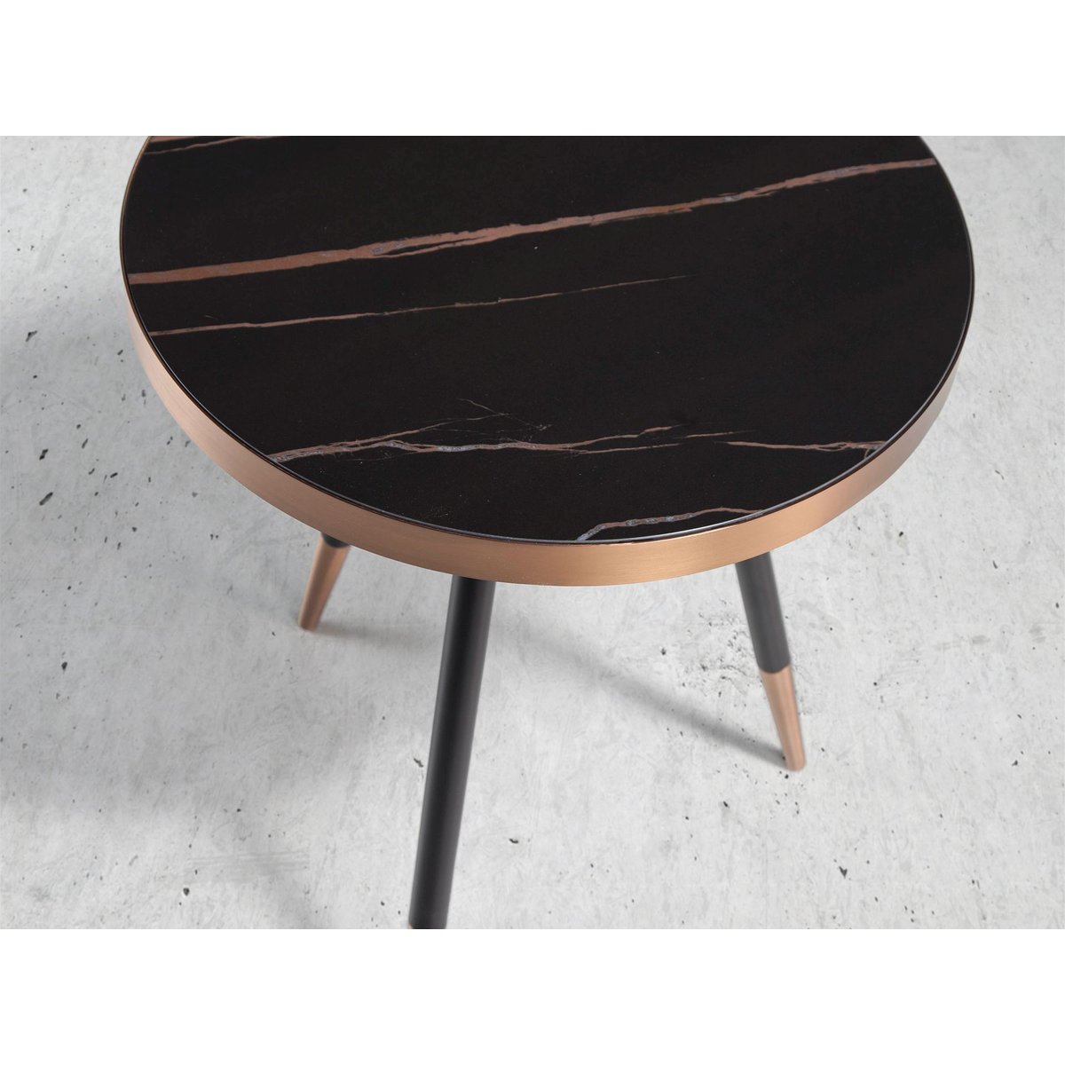 Table d'angle ronde en marbre porcelaine et acier noir noir | laiton, ANGEL CERDA