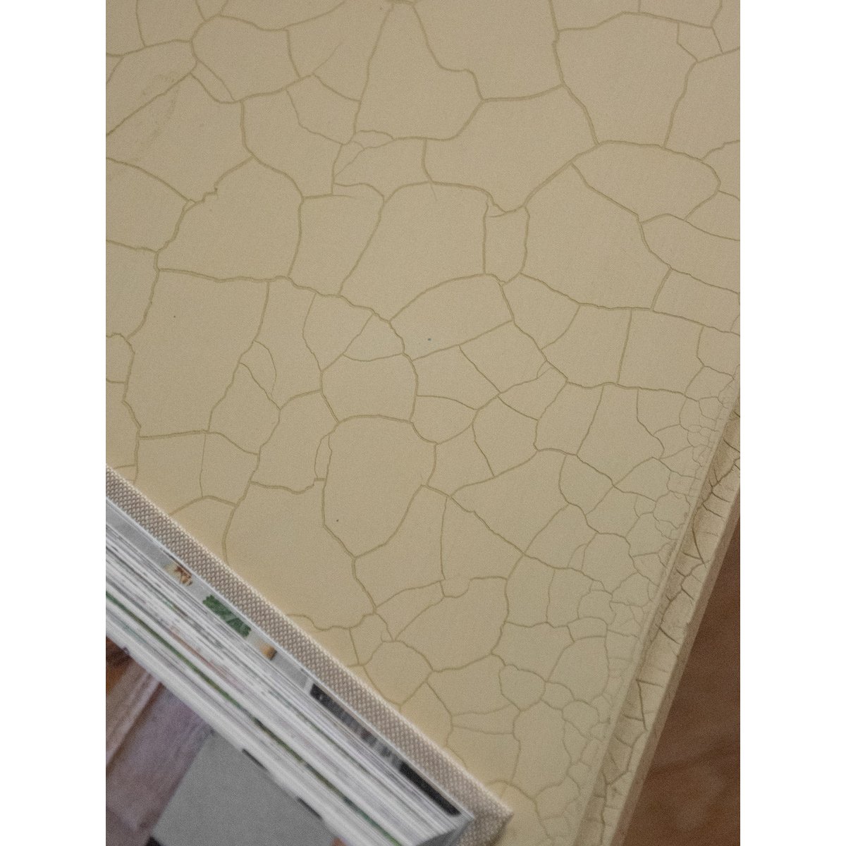 Table basse aux pieds sculptés Léonie N°487 - Bon état beige, DEBONGOUT