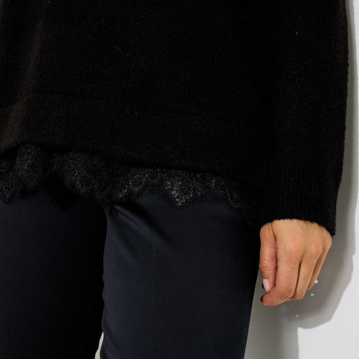 Pull finition guipure à la base noir, GRAIN DE MALICE