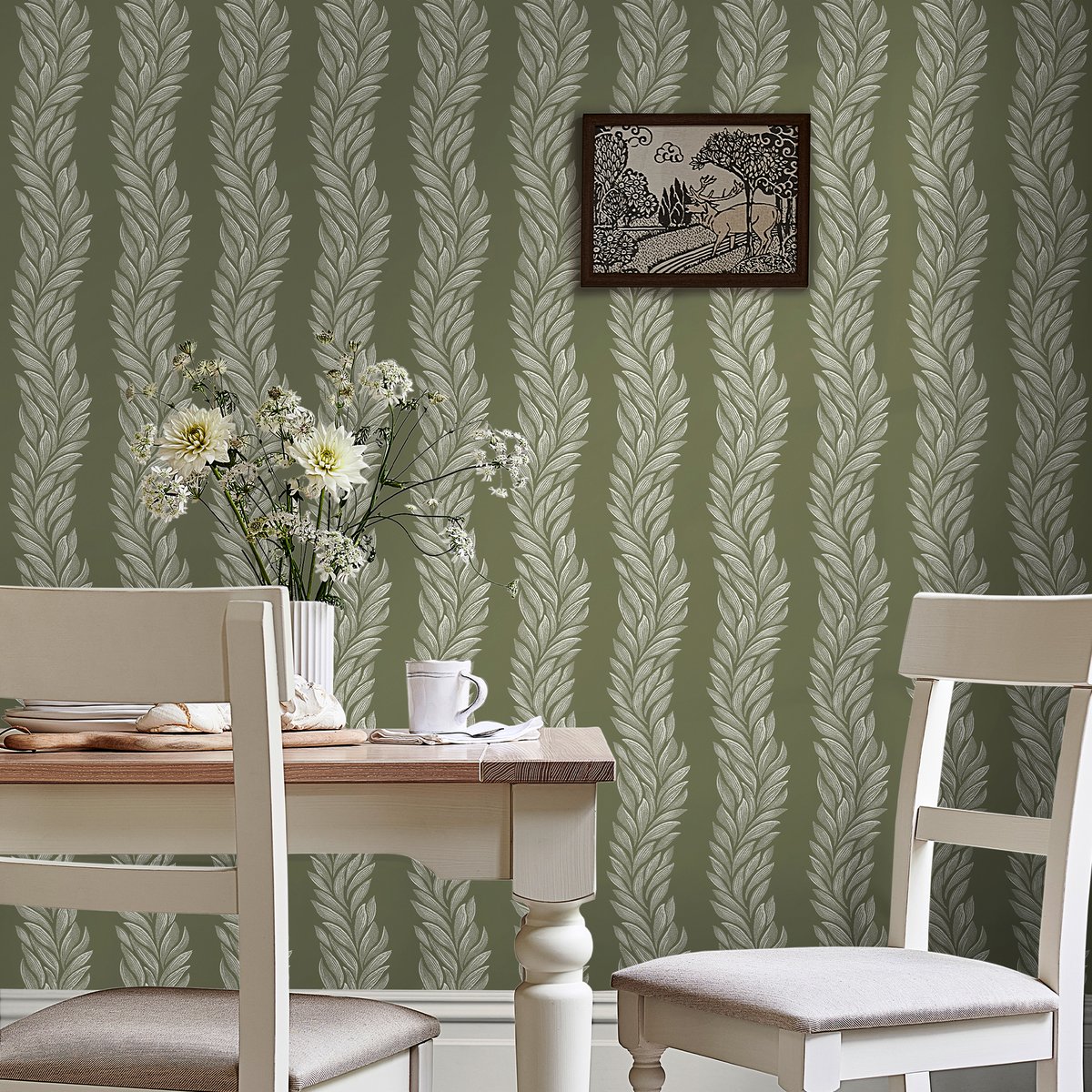 Papier peint Feuillage ondulant Coulderton vert olive, blanc, LAURA ASHLEY