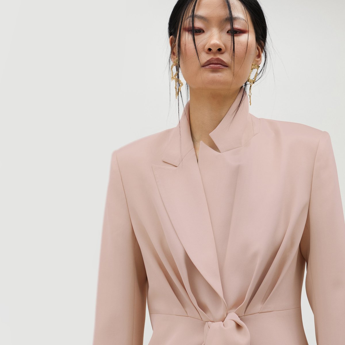 Blazer avec plis et nœud sur le devant nude, LOLA CASADEMUNT