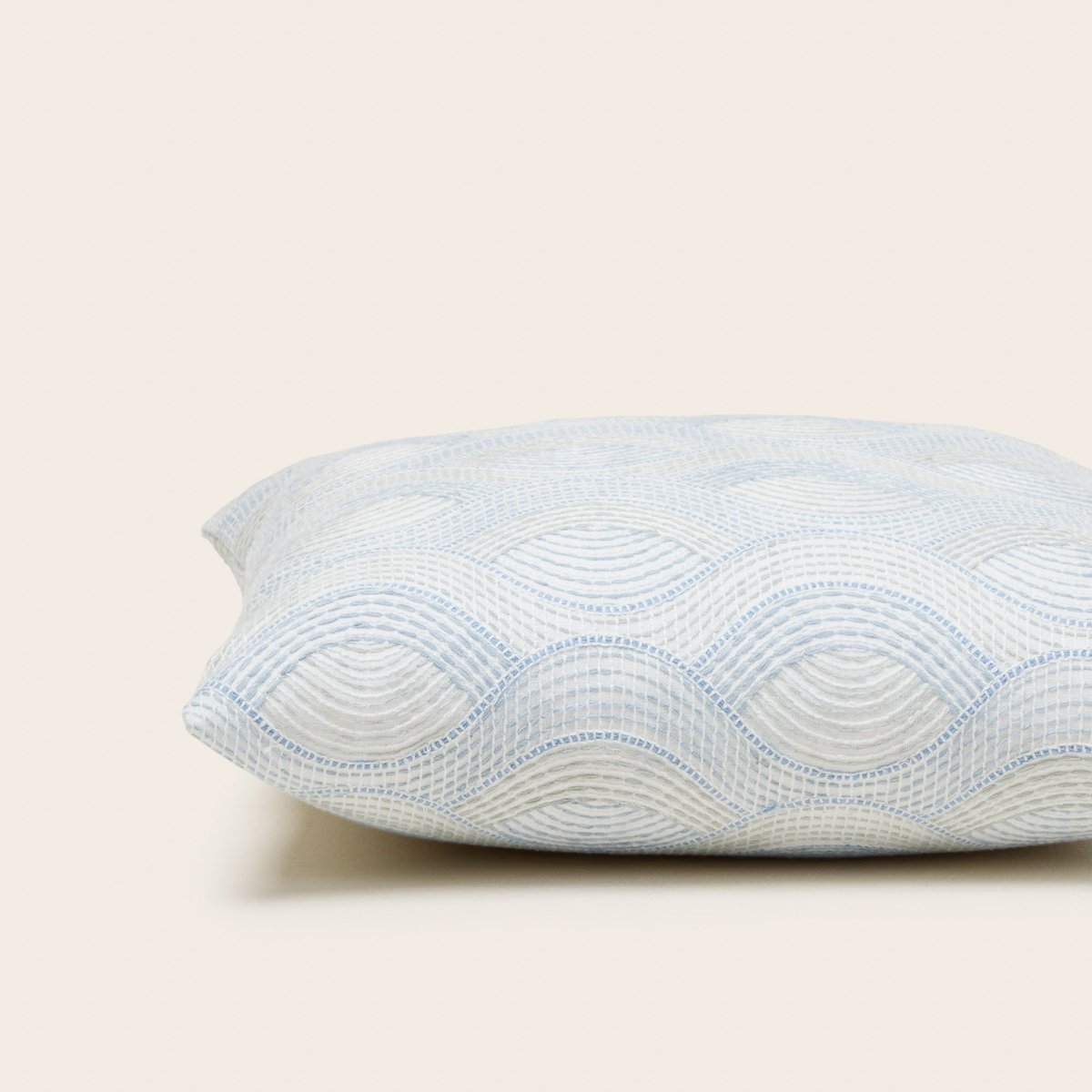 Housse De Coussin en Vagues finement brodées KAMARIE blanc et ciel, MADURA