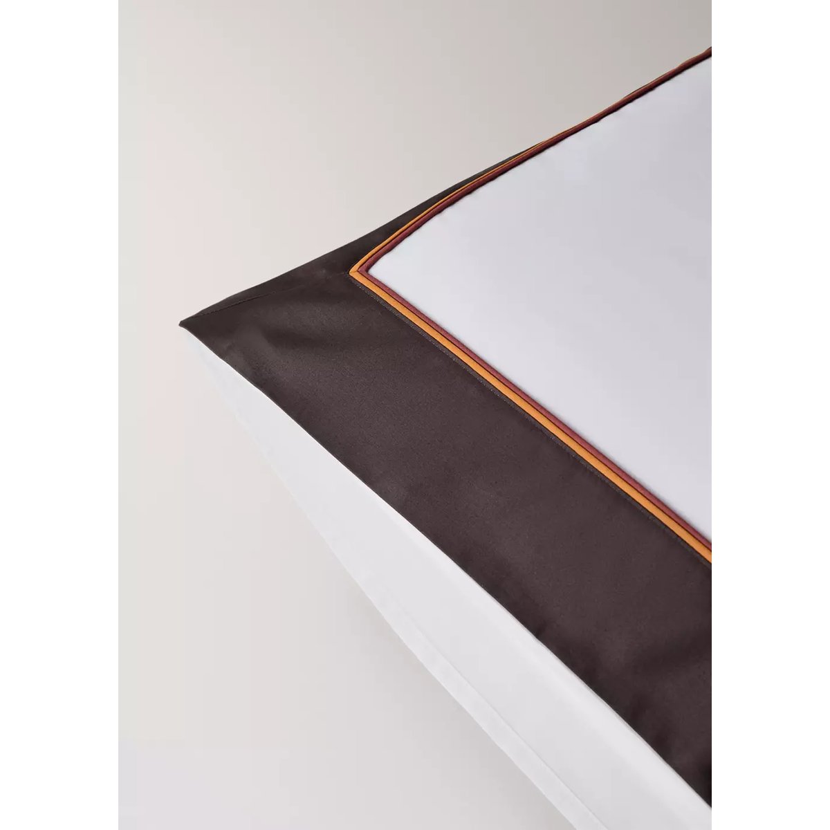 Deux taies d'oreiller en coton avec bordure en satin et passepoil contrasté, 60 x 60 cm écru, MANGO HOME