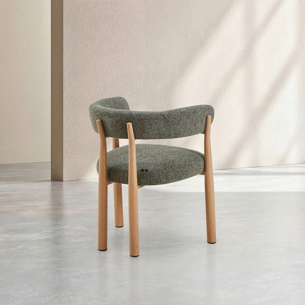 Lot de 2 chaises en tissu et métal finition chêne avec accoudoirs BRYNE vert, HABITAT