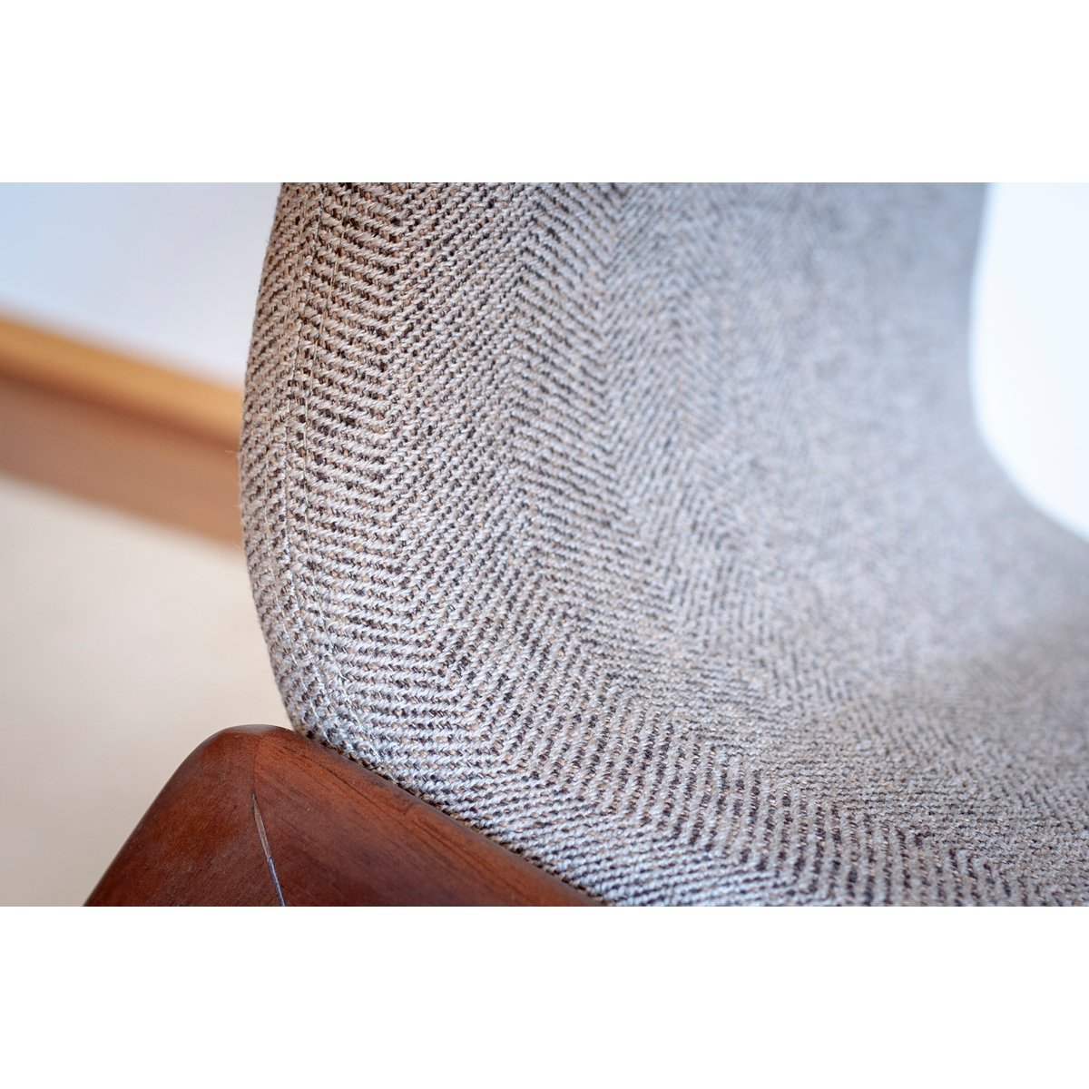 Chaise en tissu ESTELLA bois foncé, PRODUIT INTERIEUR BRUT