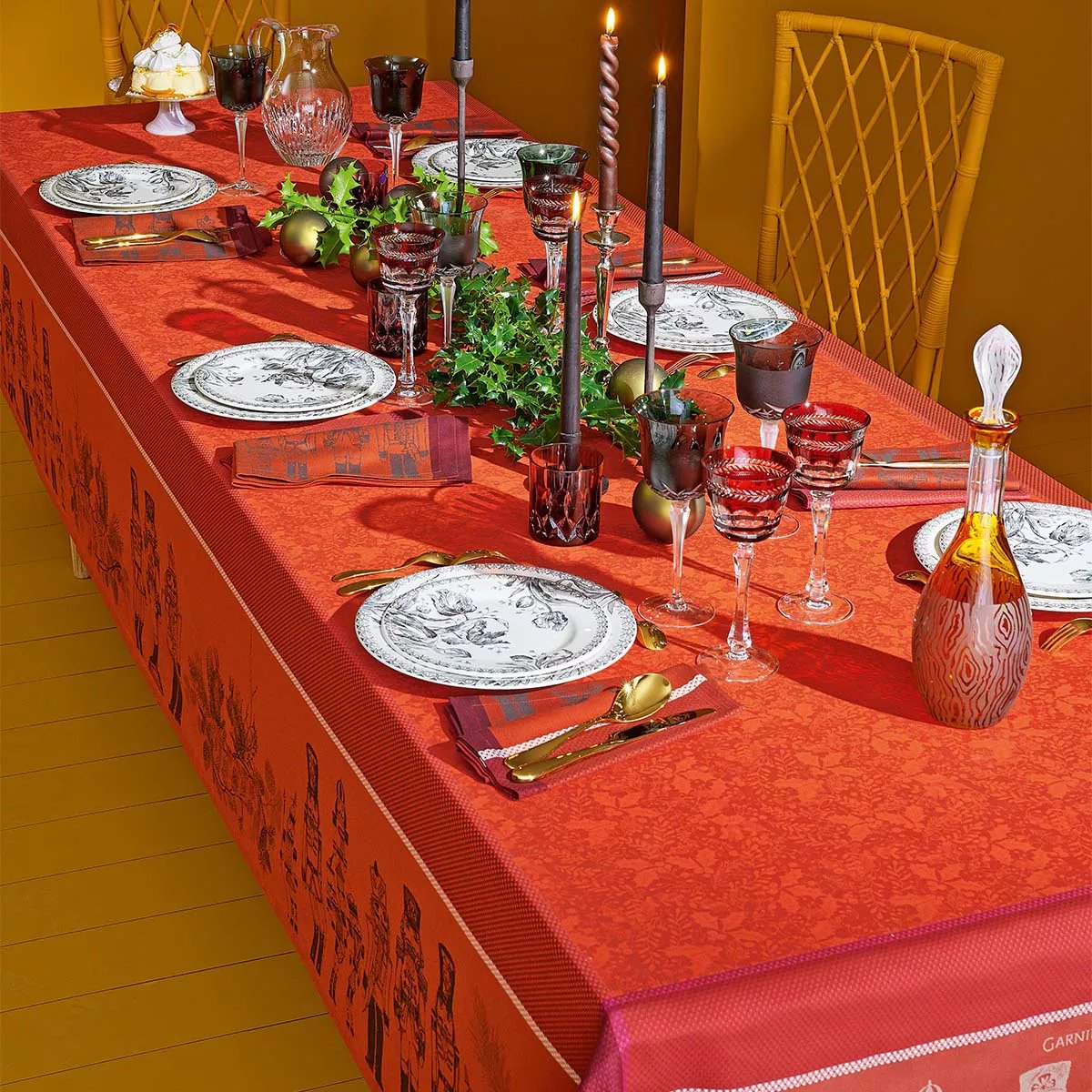 Nappe pur coton antitache CASSE NOISETTES rouge festif, GARNIER THIEBAUT
