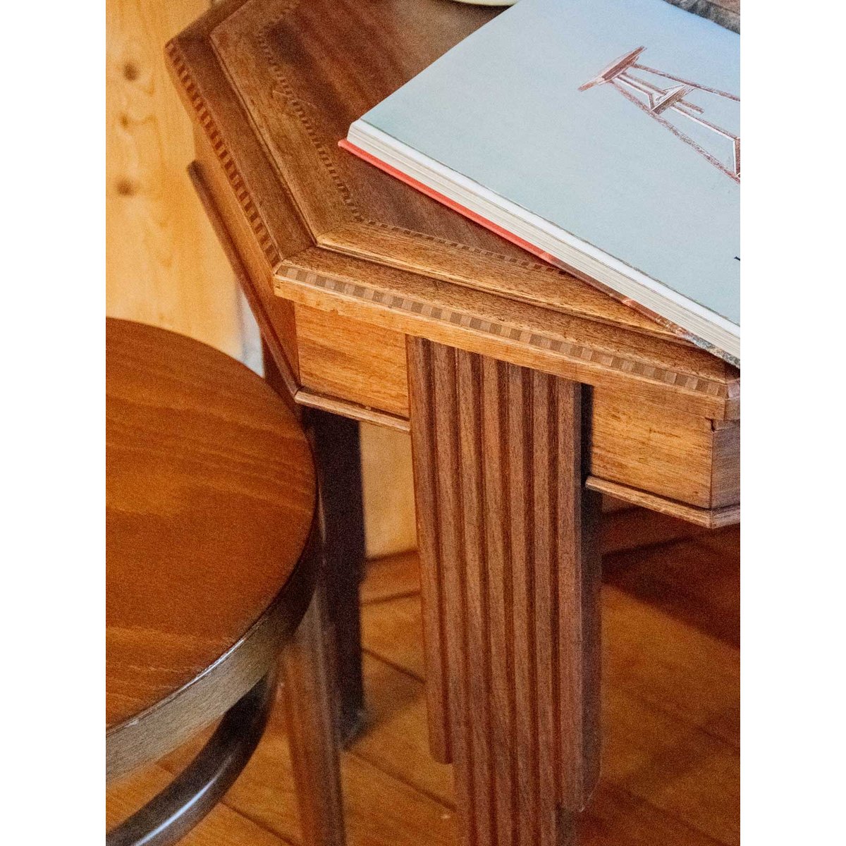 Table d'appoint bois sculpté Hanna N°1239 - Bon état bois foncé, DEBONGOUT