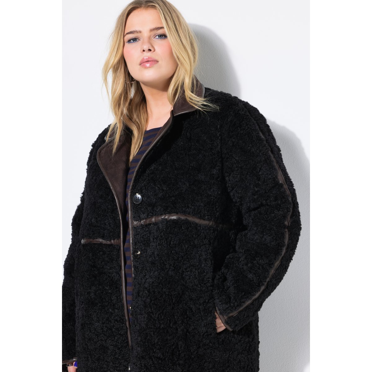 Manteau évasé en imitation fourrure noir, STUDIO UNTOLD