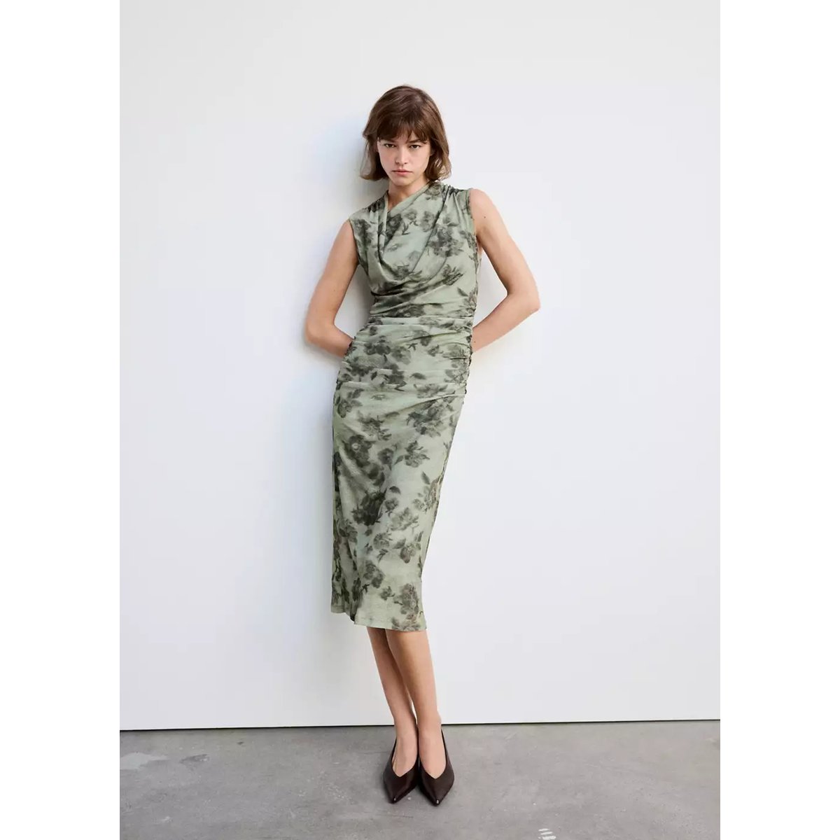 Robe asymétrique froncée latérale vert, MANGO