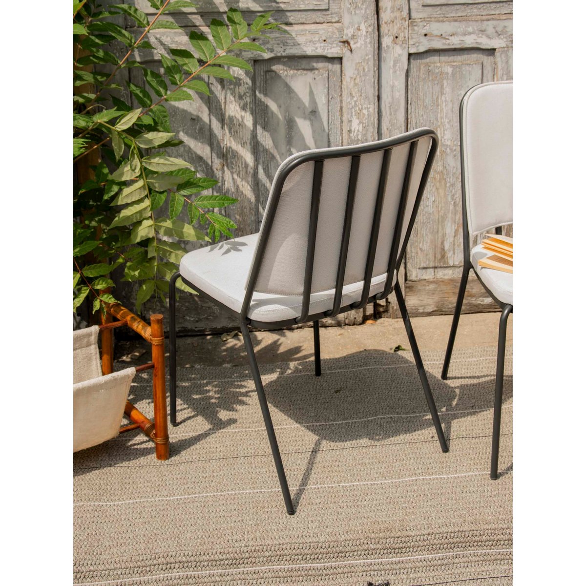Chaise en tissu et aux lignes épurées Alma N°1757 - Bon état gris, DEBONGOUT