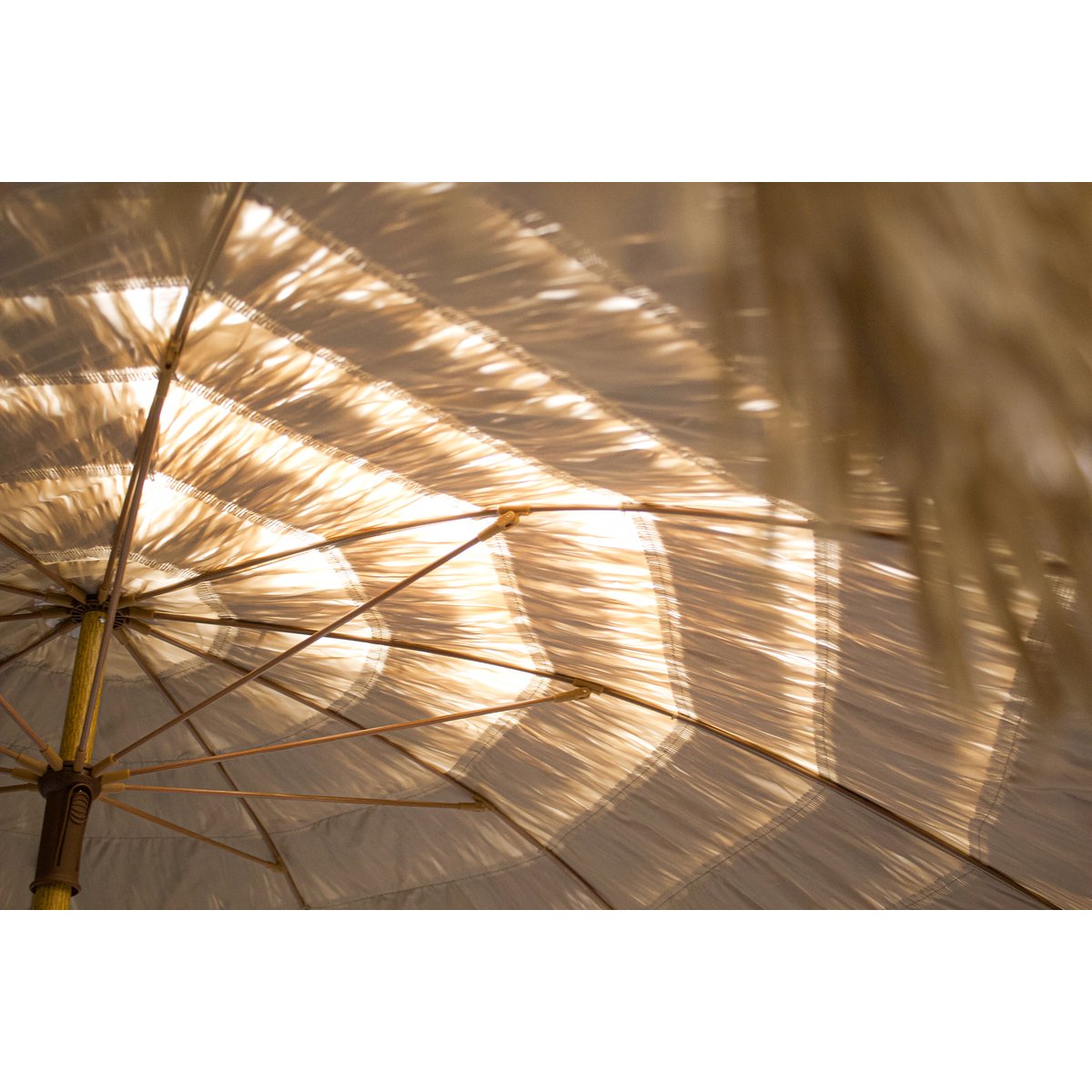 Parasol clair à franges en acier finition bois naturel HAWAI marron, DCB GARDEN