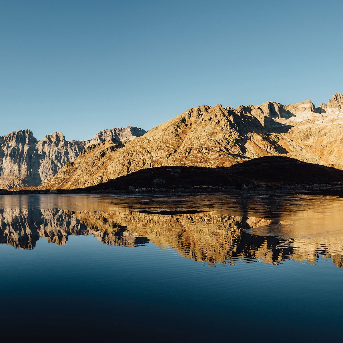 Papier peint panoramique lac de haute montagne intissé, HEXOA
