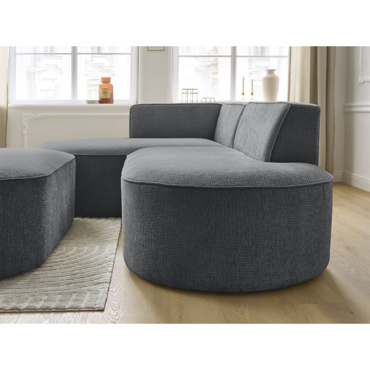 Canapé d'angle fixe 5 places en tissu texturé avec pouf, ROUSSEAU gris foncé, BOBOCHIC