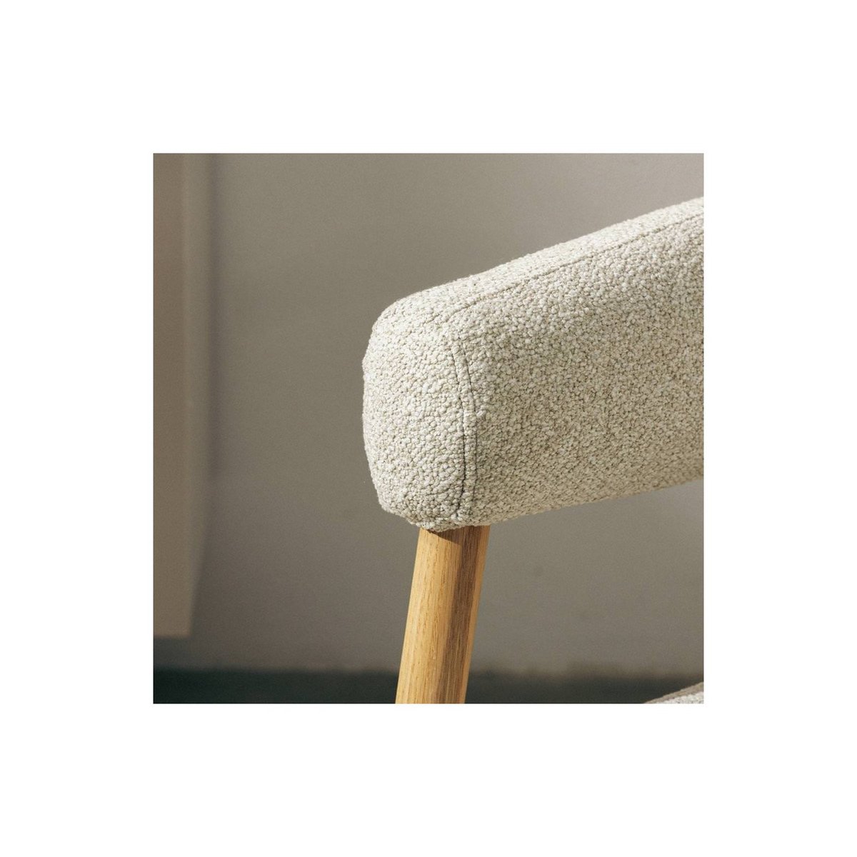 Fauteuil arrondi en tissu collection MUE beige clair et chêne naturel, RECOLLECTION