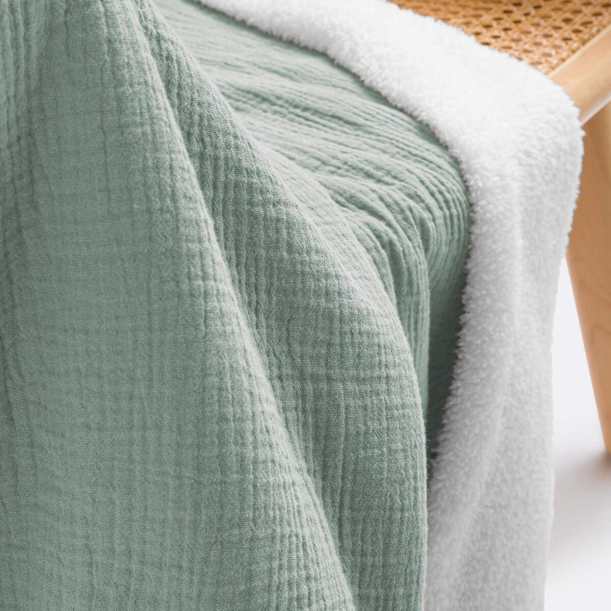 Plaid gaze de coton et sherpa, Kumla vert de gris, LA REDOUTE INTERIEURS