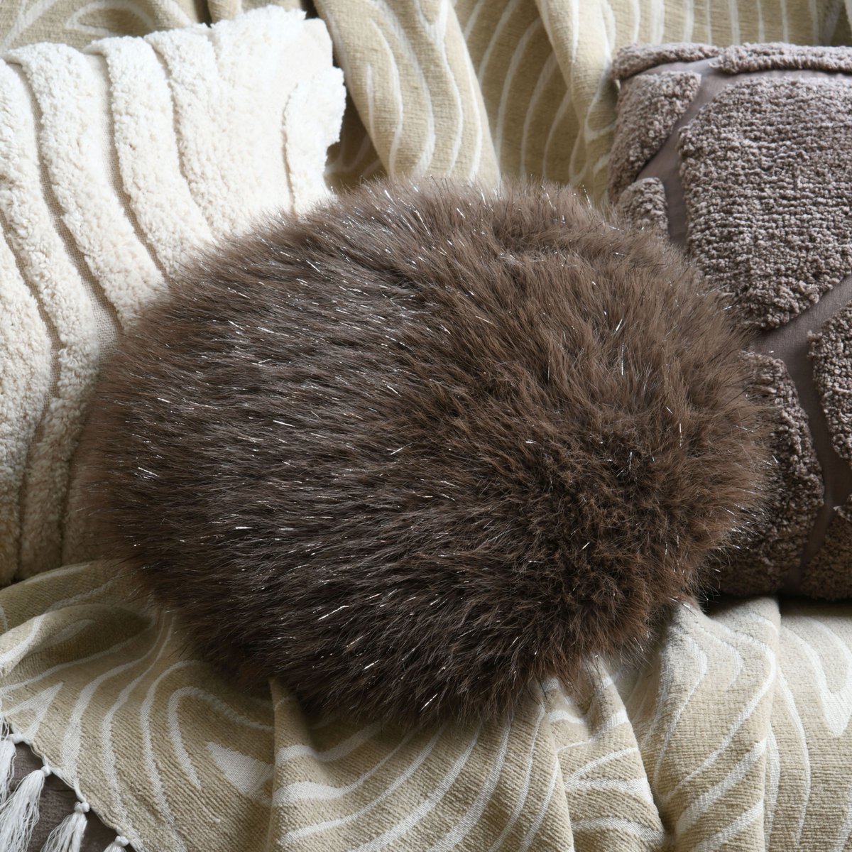 Coussin rond à poils longs marron brun, LOVELY CASA