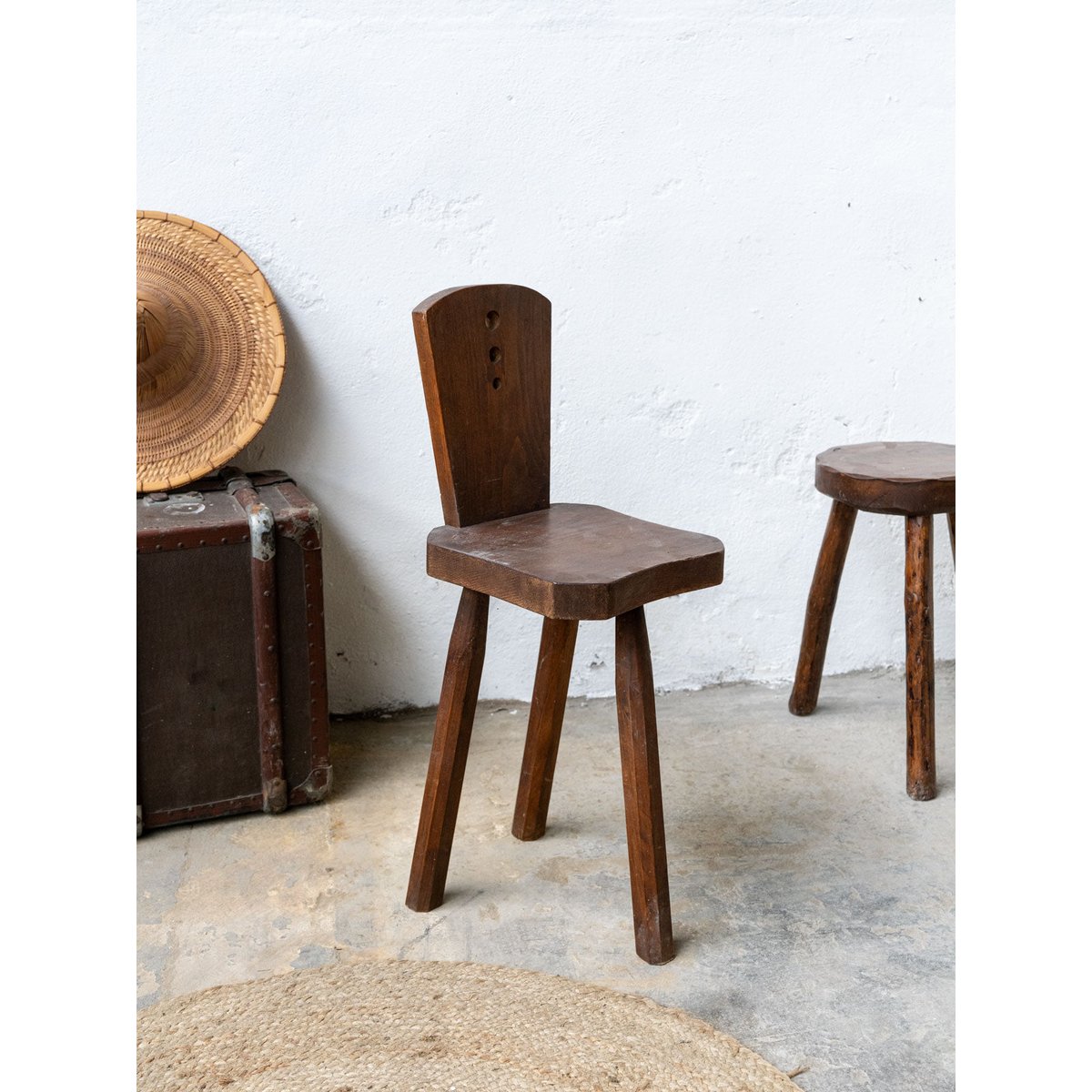 Chaise primitive en bois massif Claude N°1697 - Bon état bois foncé, DEBONGOUT