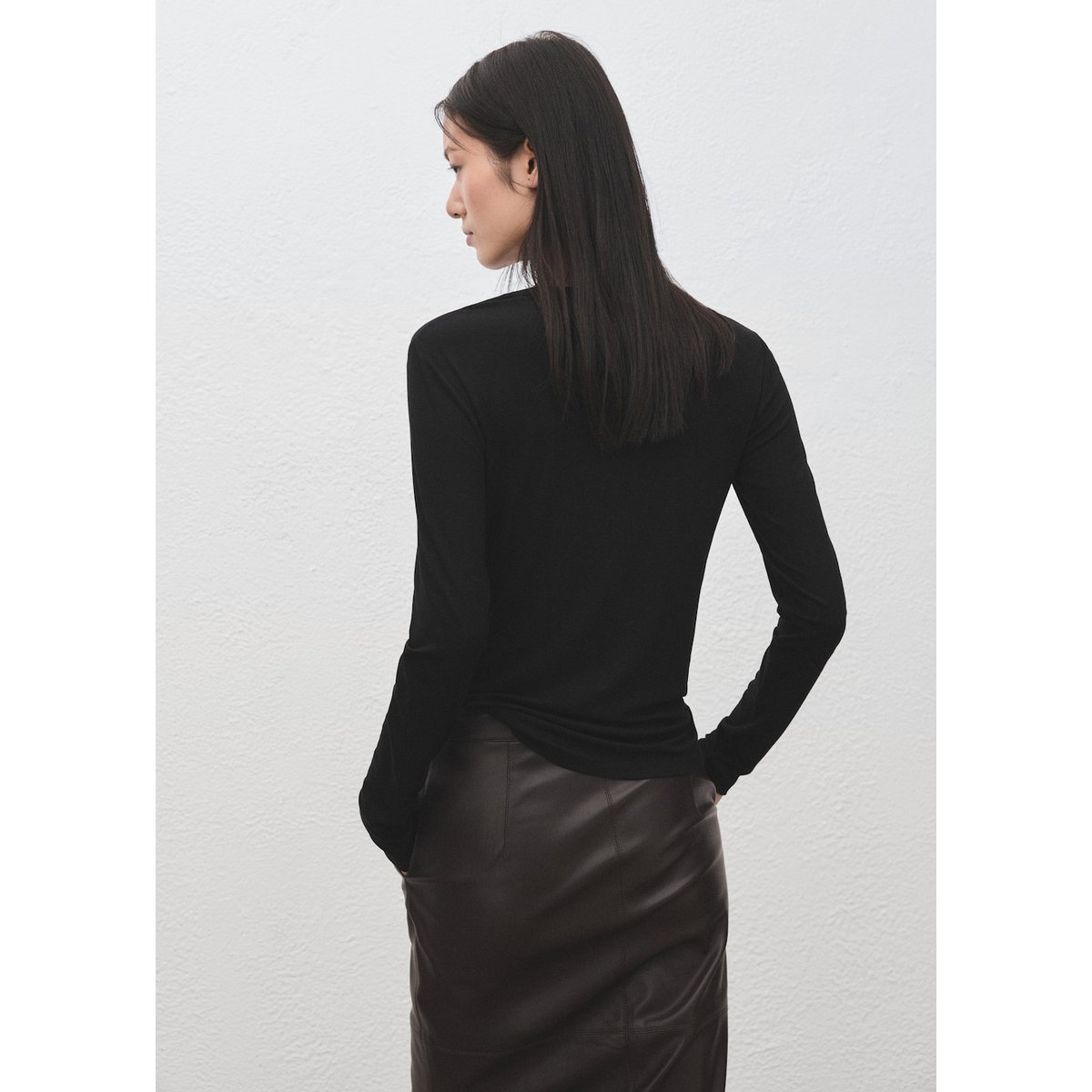T-shirt manches longues col rond noir, MANGO