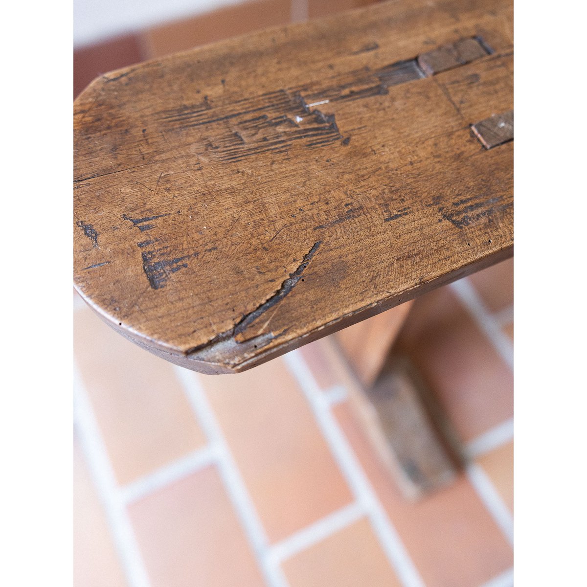 Paire de bancs brutalistes Antoine N°480 - Bon état bois foncé, DEBONGOUT