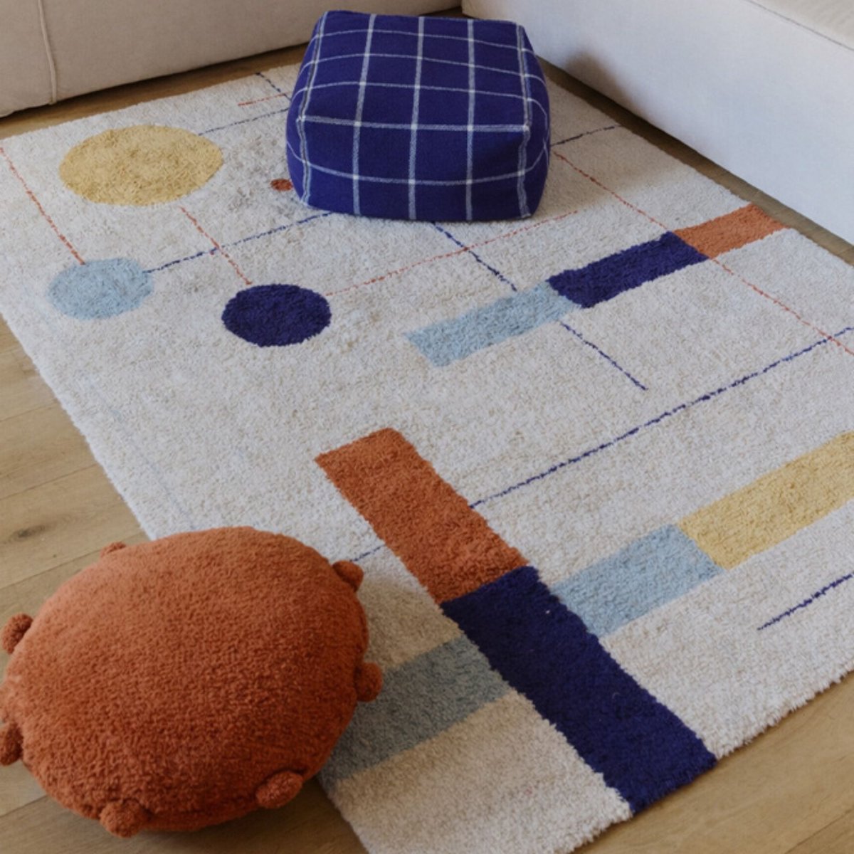 Tapis lavable à motifs géométriques rectangulaires LESS IS MORE bleu marine baleine, terracotta, miel foncé, beige à pois, naturel, LORENA CANALS