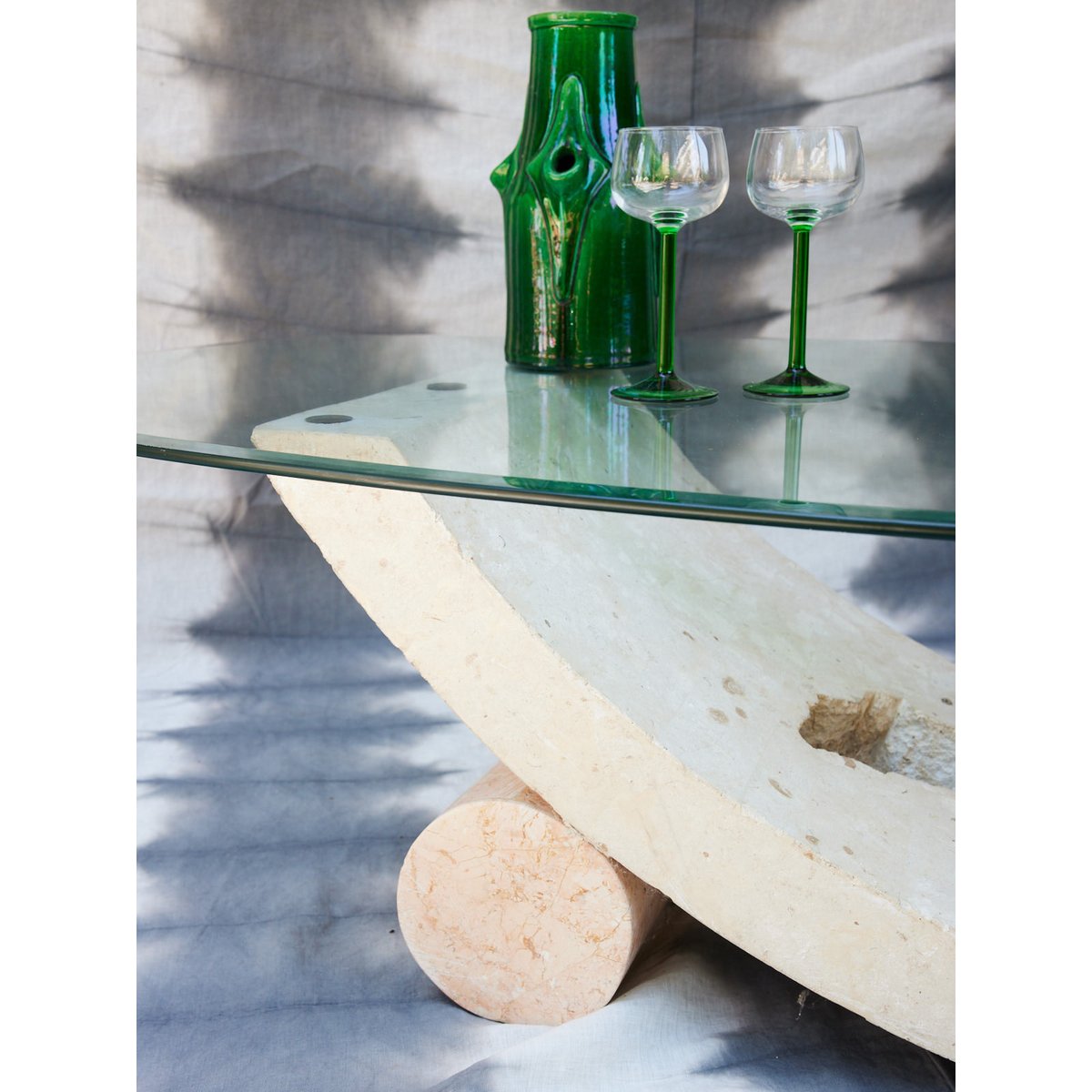 Table basse en travertin et verre Marie-Pierre N°84 - Bon état beige, DEBONGOUT