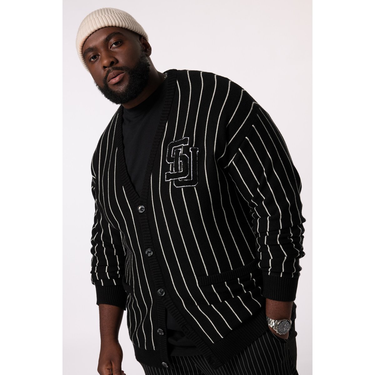 Cardigan col en V, fines rayures et flocage noir, STHUGE