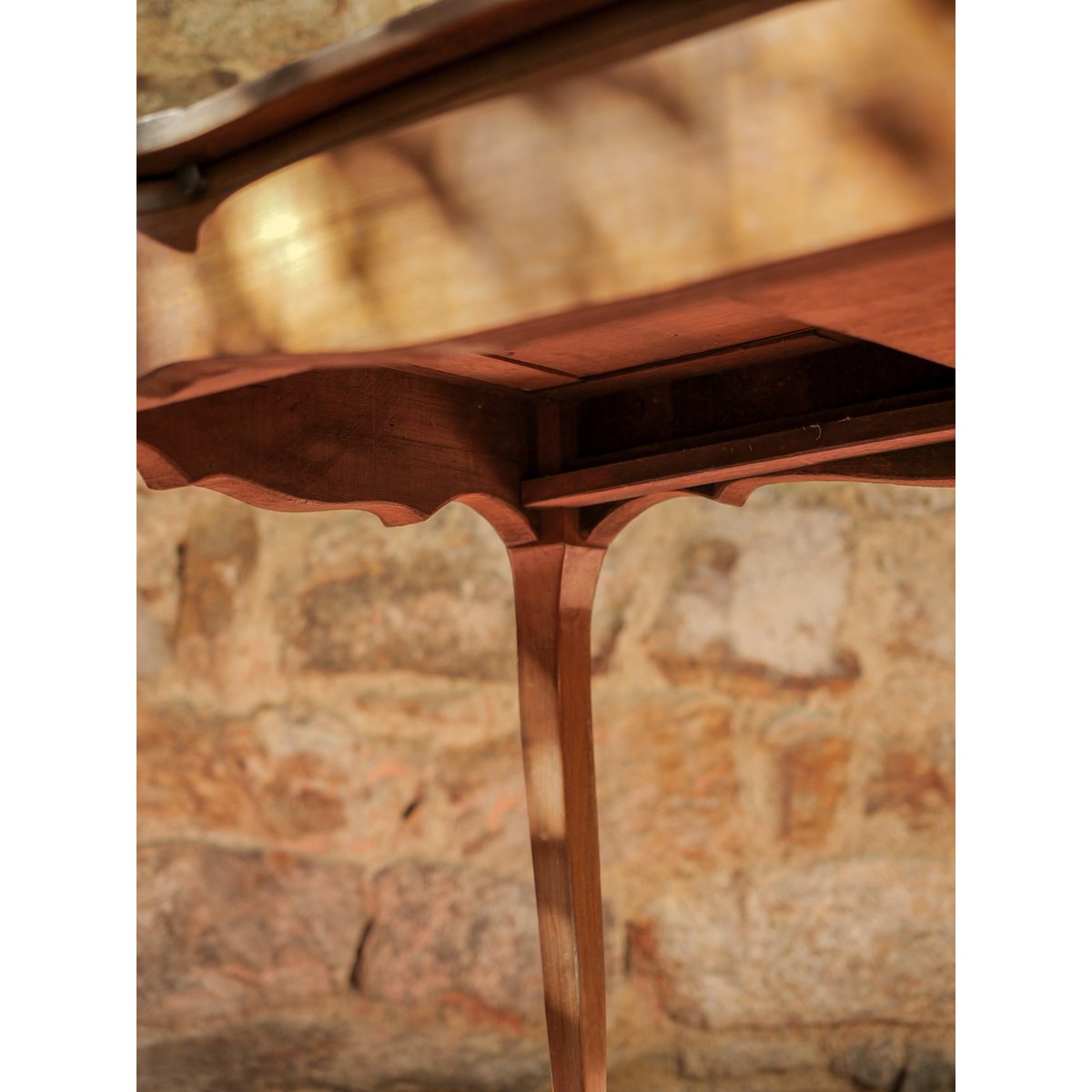 Table basse aux pieds fuselés Léonie N°1171 - Bon état bois clair, DEBONGOUT