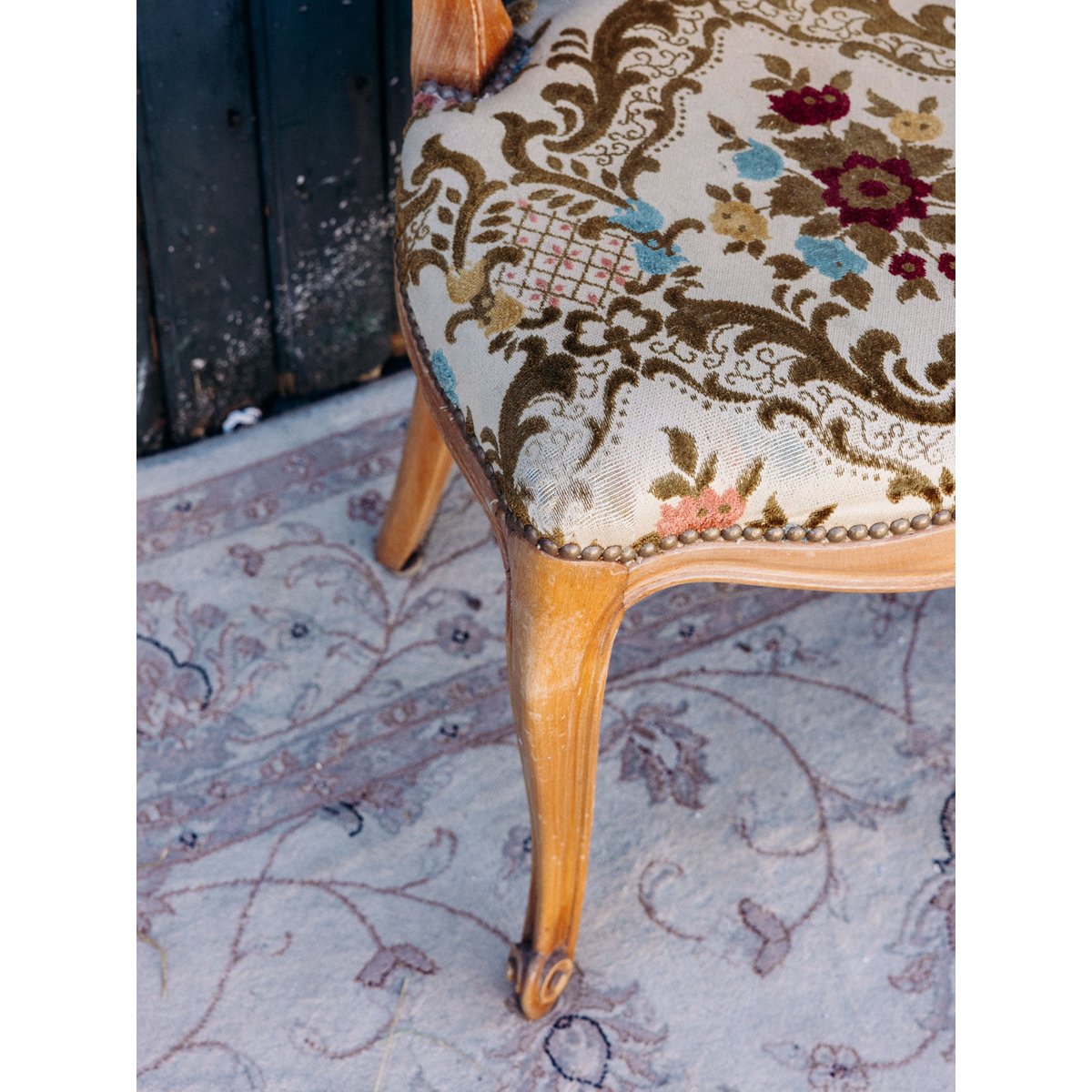 Paire de chaises au tissu floral Claude N°1556 - Bon état multicolore, DEBONGOUT
