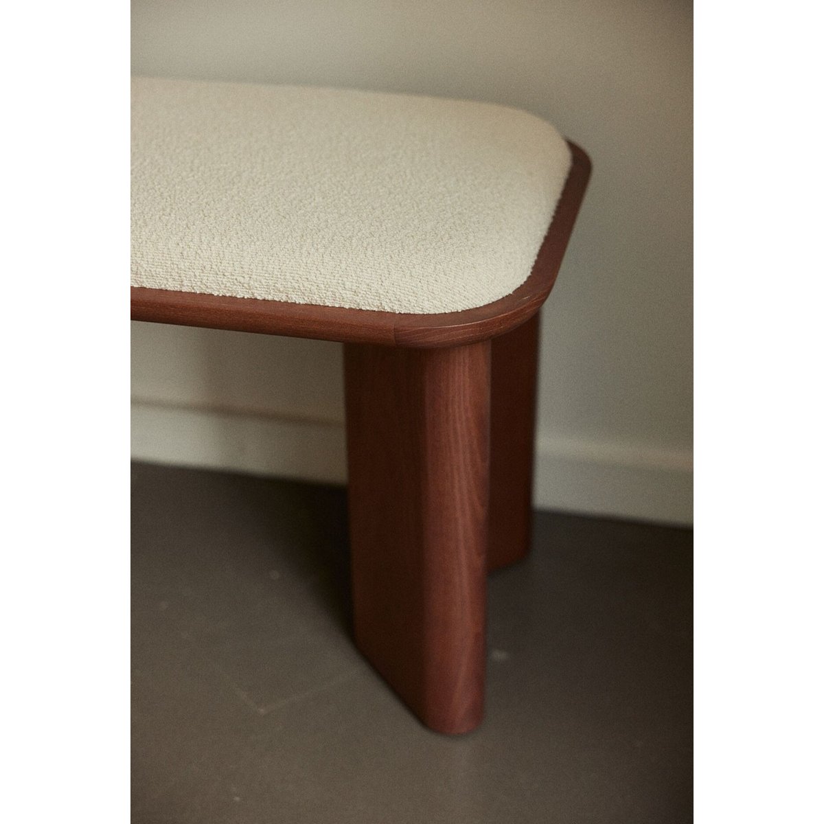 Banc en bois laqué léopard, Lazare noyer, GABRIELLE PARIS