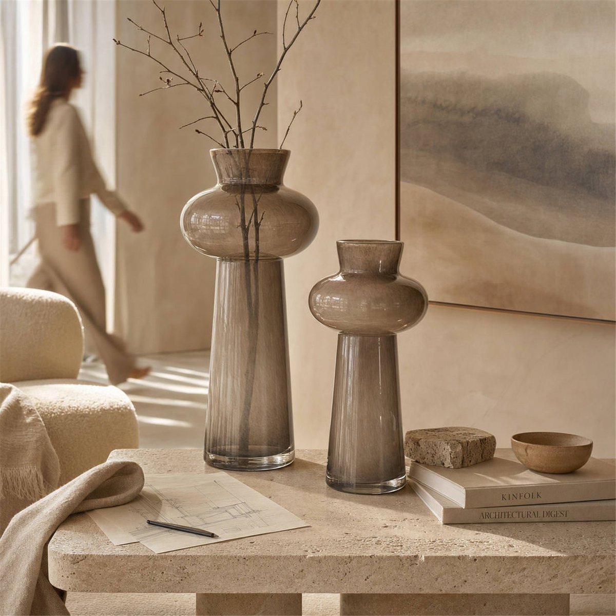 Vase en verre au galbe sculptural taupe, RECOLLECTION