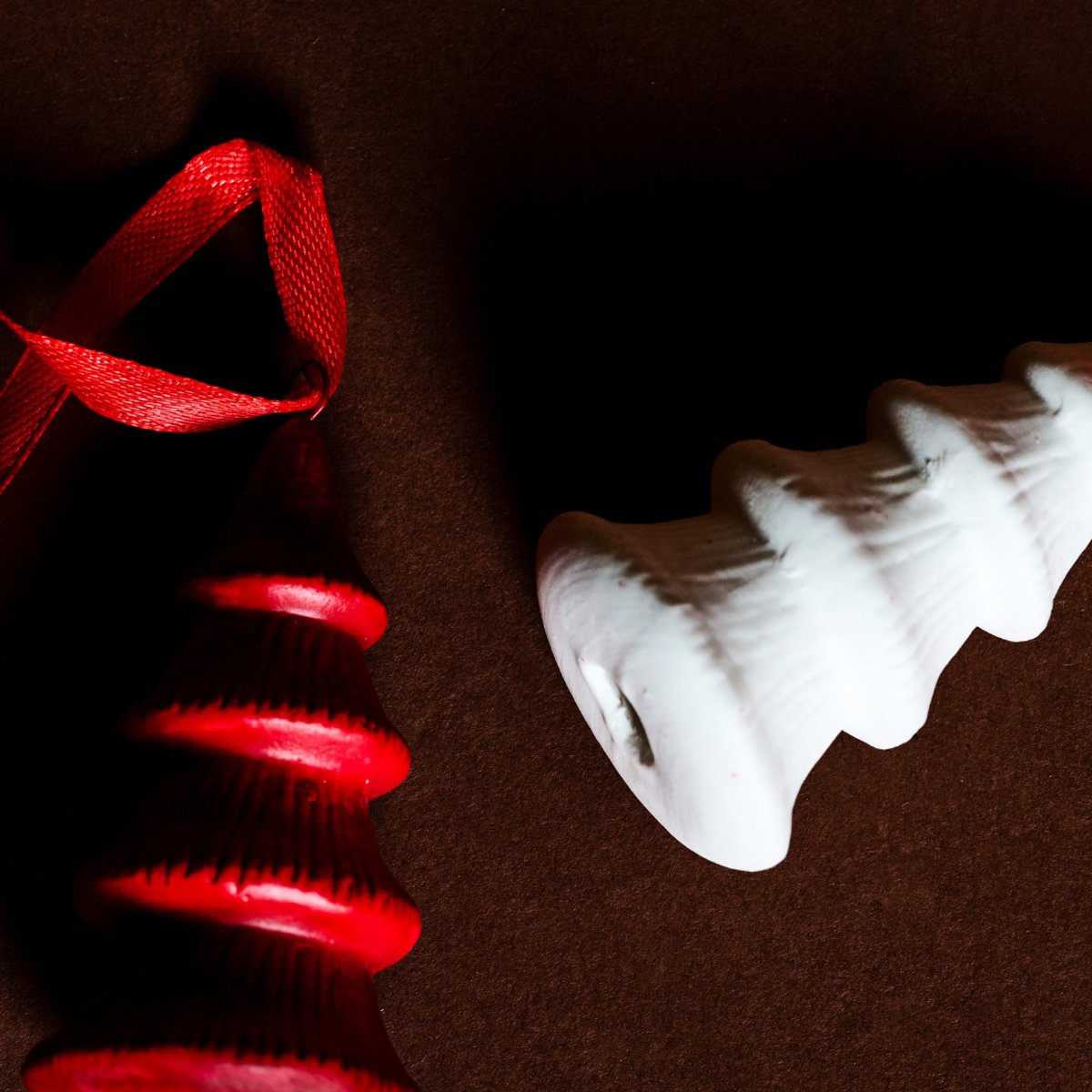 Set de 2 suspensions sapins de noël en grès H7 rouge, SIA DECO